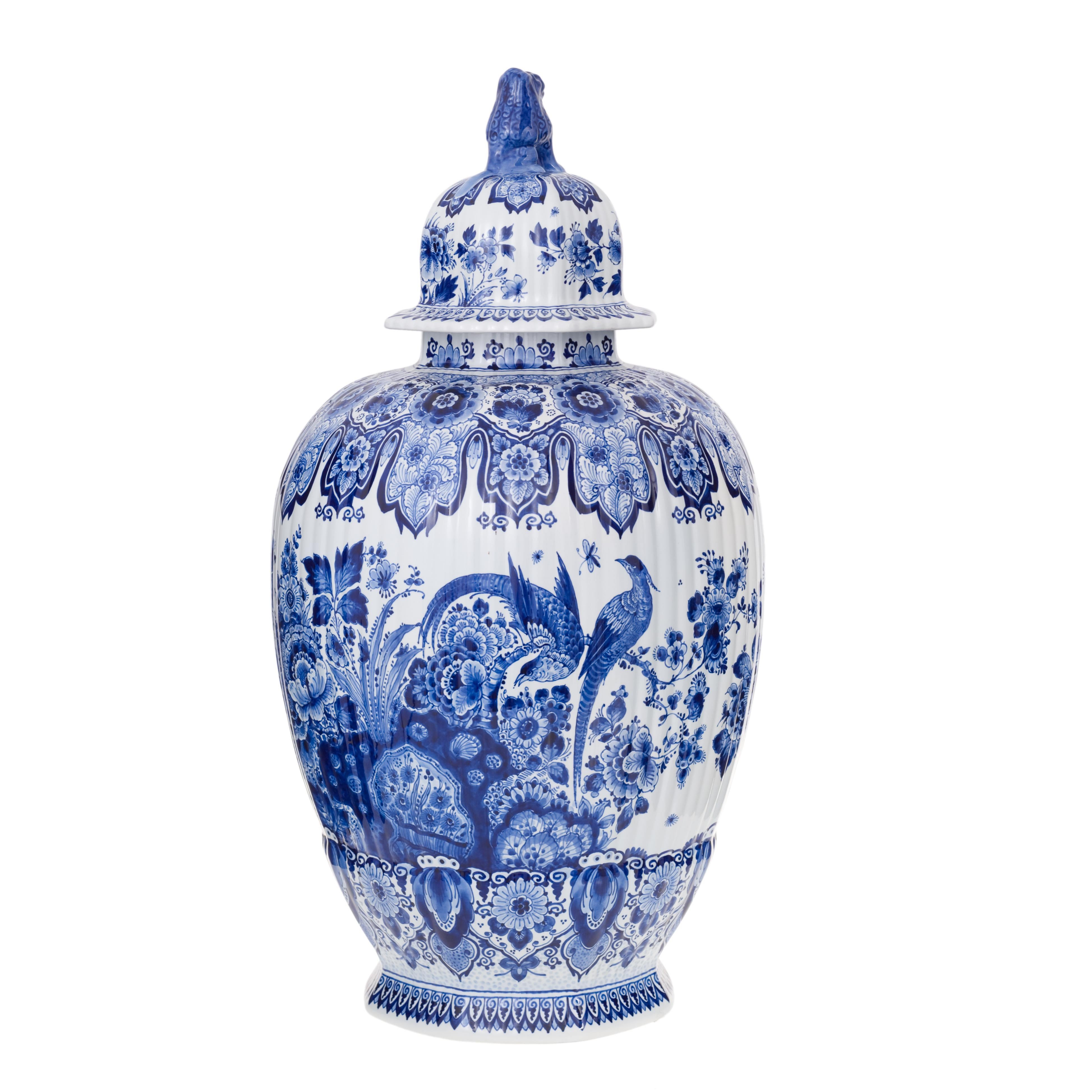 Vase peint à la main, richement décoré de motifs floraux et d'oiseaux en bleu Delft d'origine. Il s'agit d'un exemple de pièce purement décorative. Toute la surface de la jarre est une décoration équilibrée peinte à la main avec une représentation