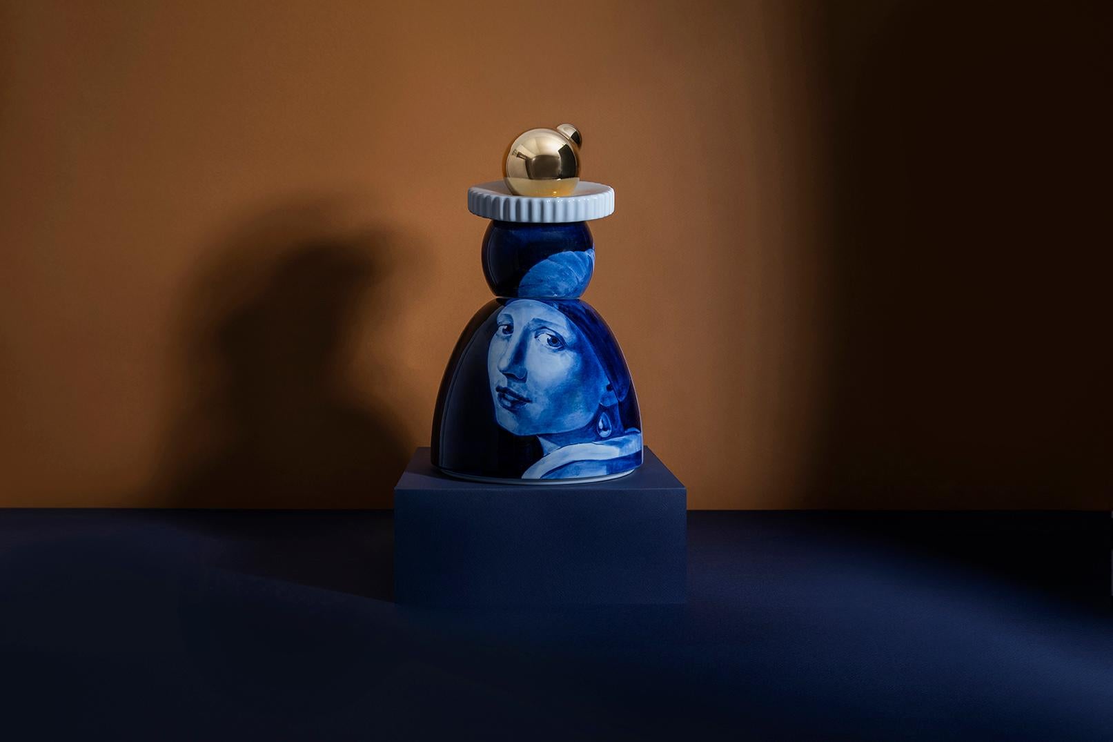 Grande figurine faite à la main avec une peinture en bleu de Delft représentant la jeune fille à l'oreille de perle de Vermeer. 
 
Cette année, Royal Delft présente les objets de collection Vermeer by Royal Delft, qui mettent le maître du 17e siècle