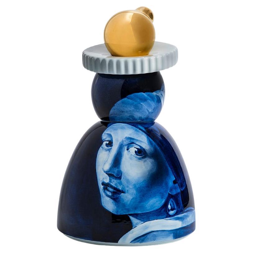 Figurine hollandaise de Delft bleue peinte à la main par Royal Delft, fille avec une boucle d'oreille en perles  en vente