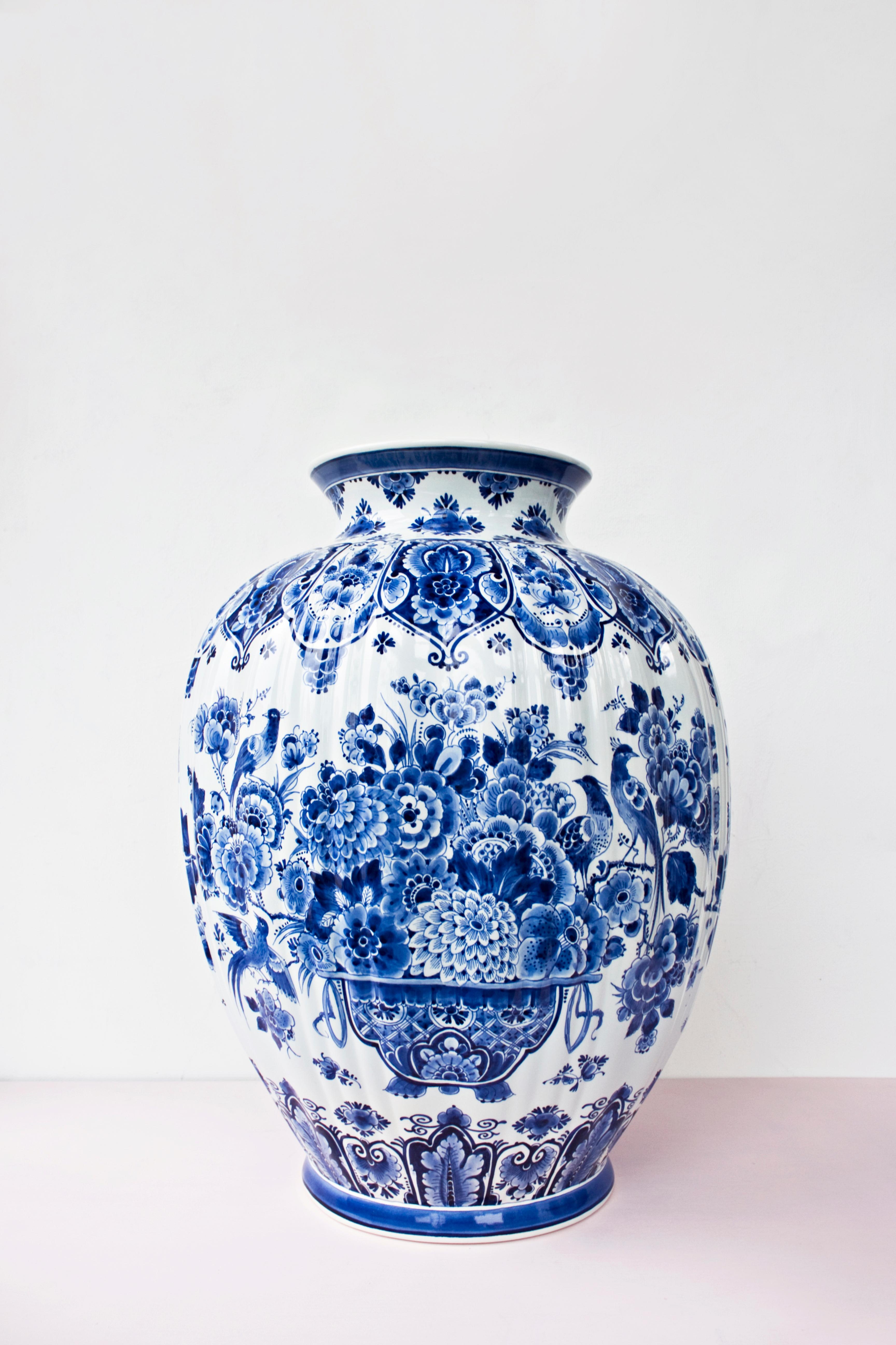 Baroque Grand vase bleu de Delft peint à la main, panier à fleurs de Royal Delft, fait à la main   en vente