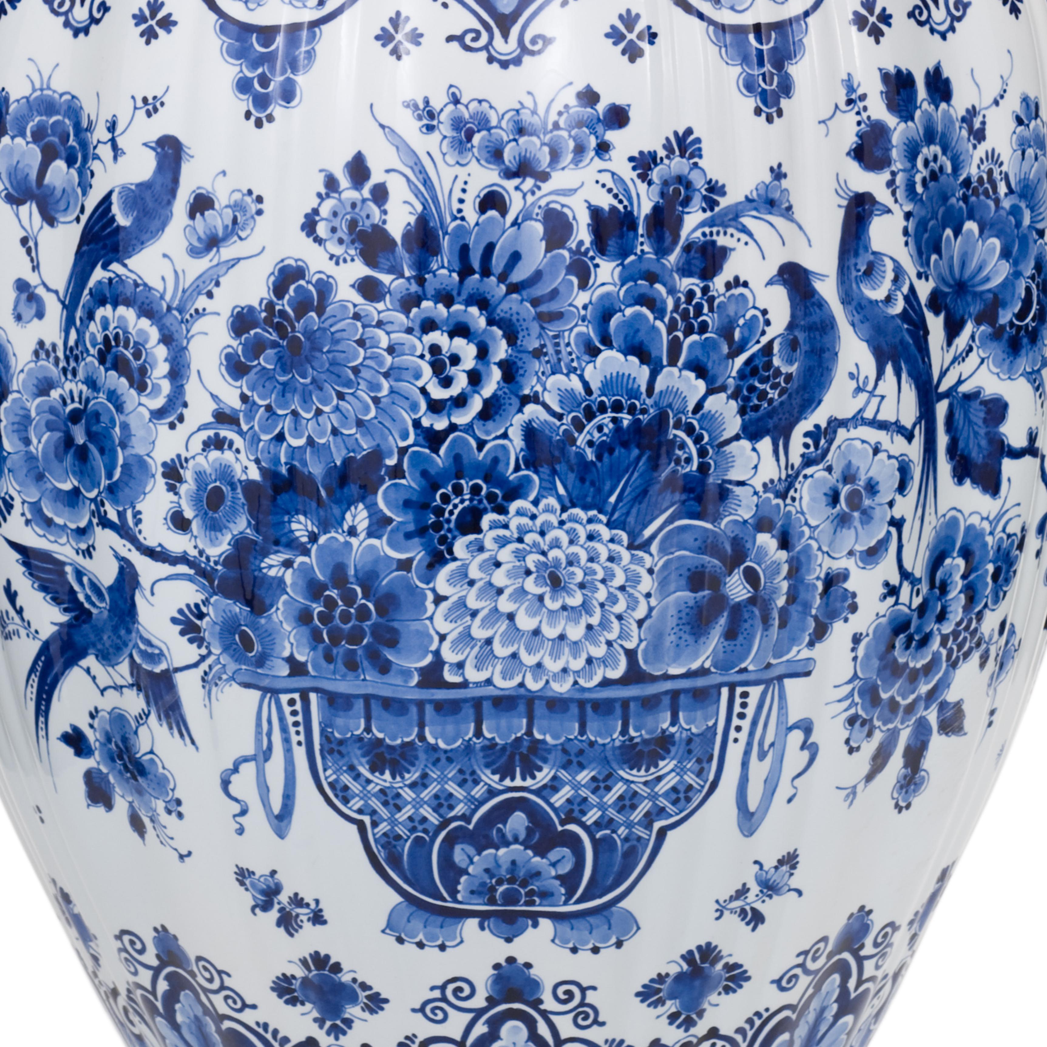 Néerlandais Grand vase bleu de Delft peint à la main, panier à fleurs de Royal Delft, fait à la main   en vente