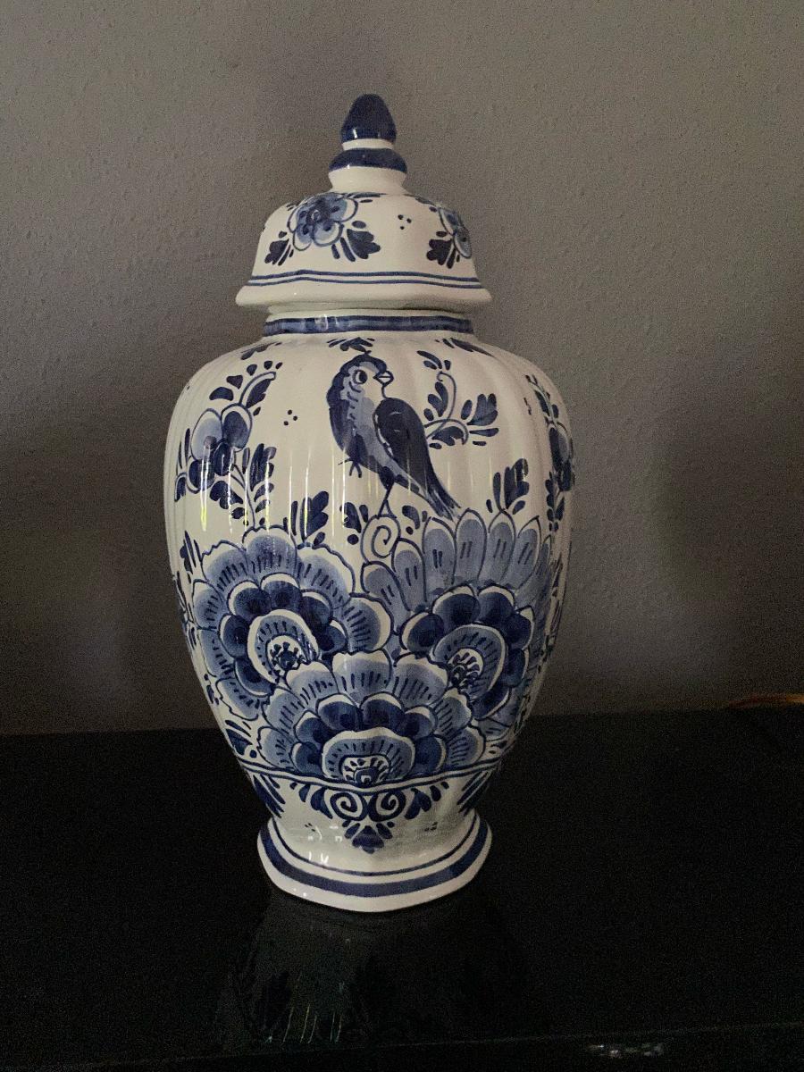 Joli vase en poterie bleue de Delft, imprimé à la main par Gewina Delft.