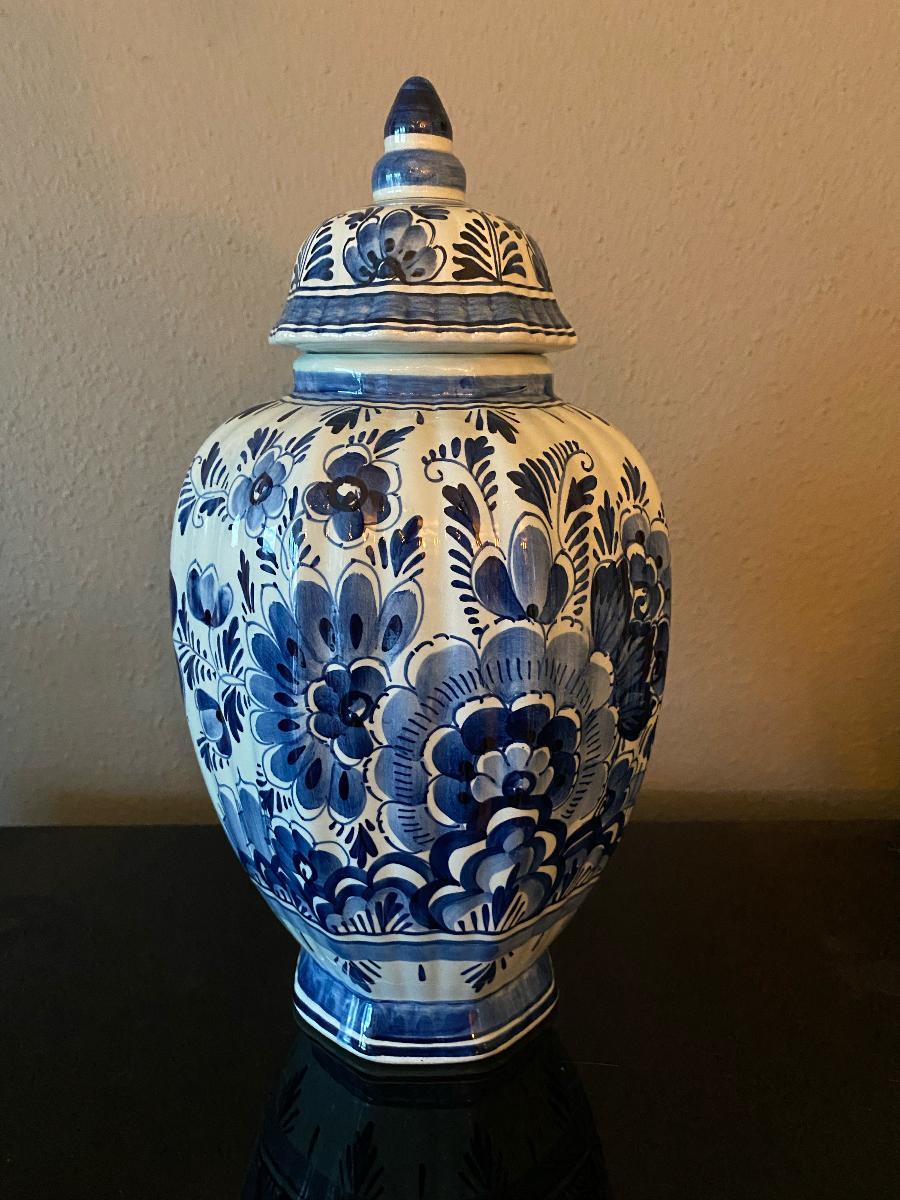 Joli vase en poterie bleue de Delft peint à la main.