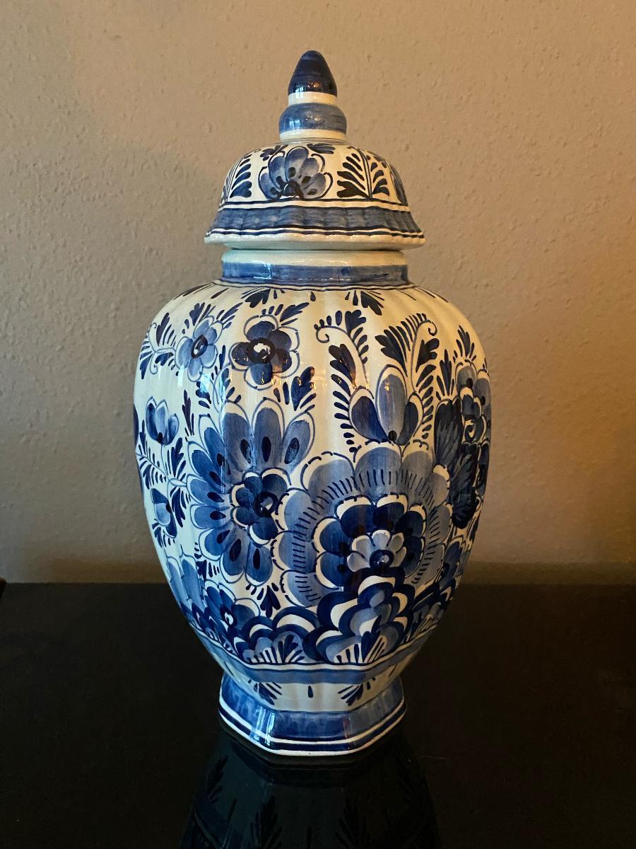 Style international Vase bleu peint à la main de Delft en vente