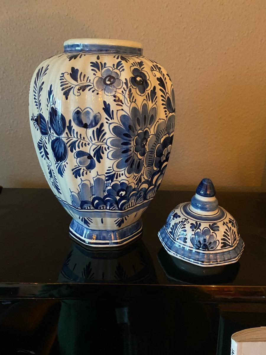 Peint à la main Vase bleu peint à la main de Delft en vente