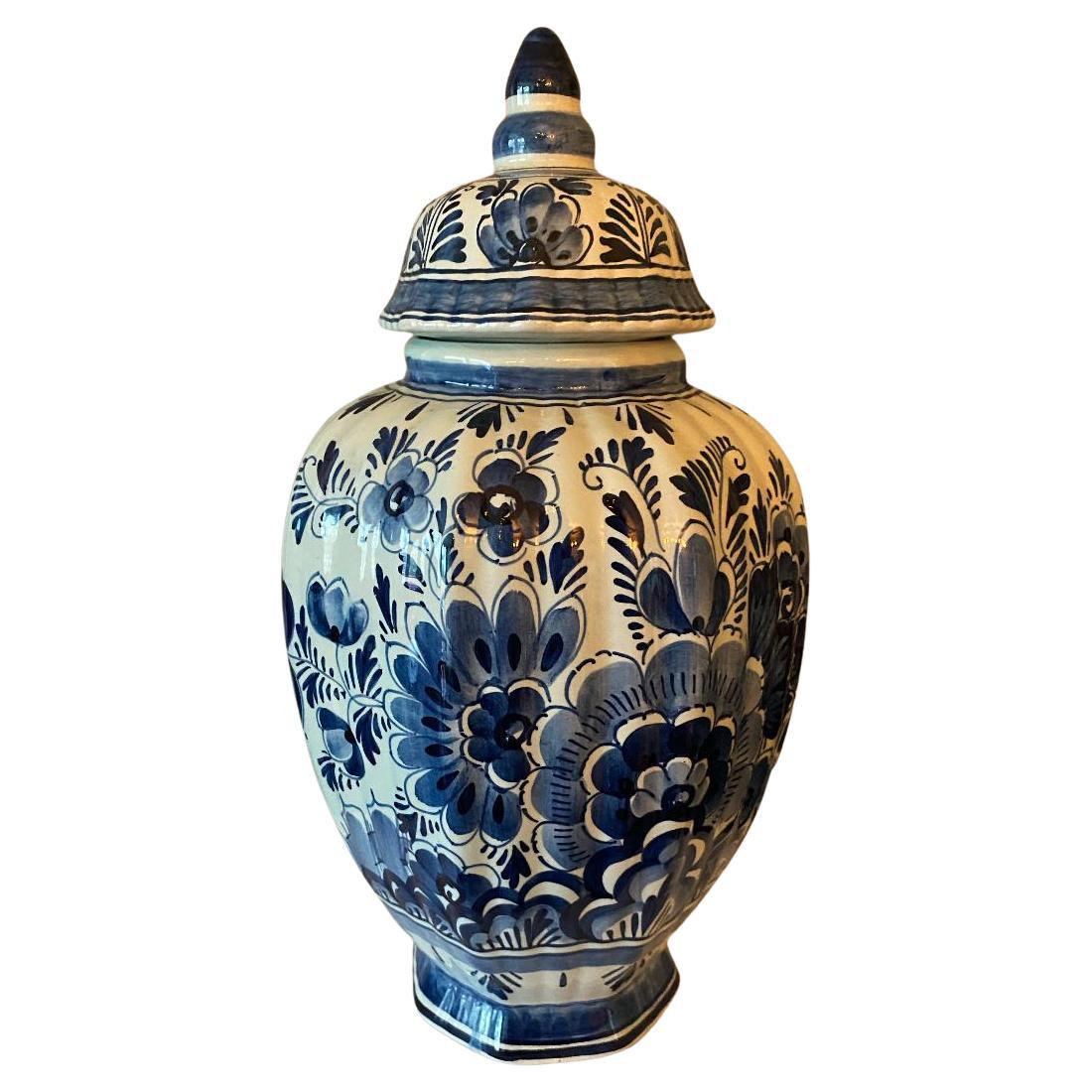 Vase bleu peint à la main de Delft en vente