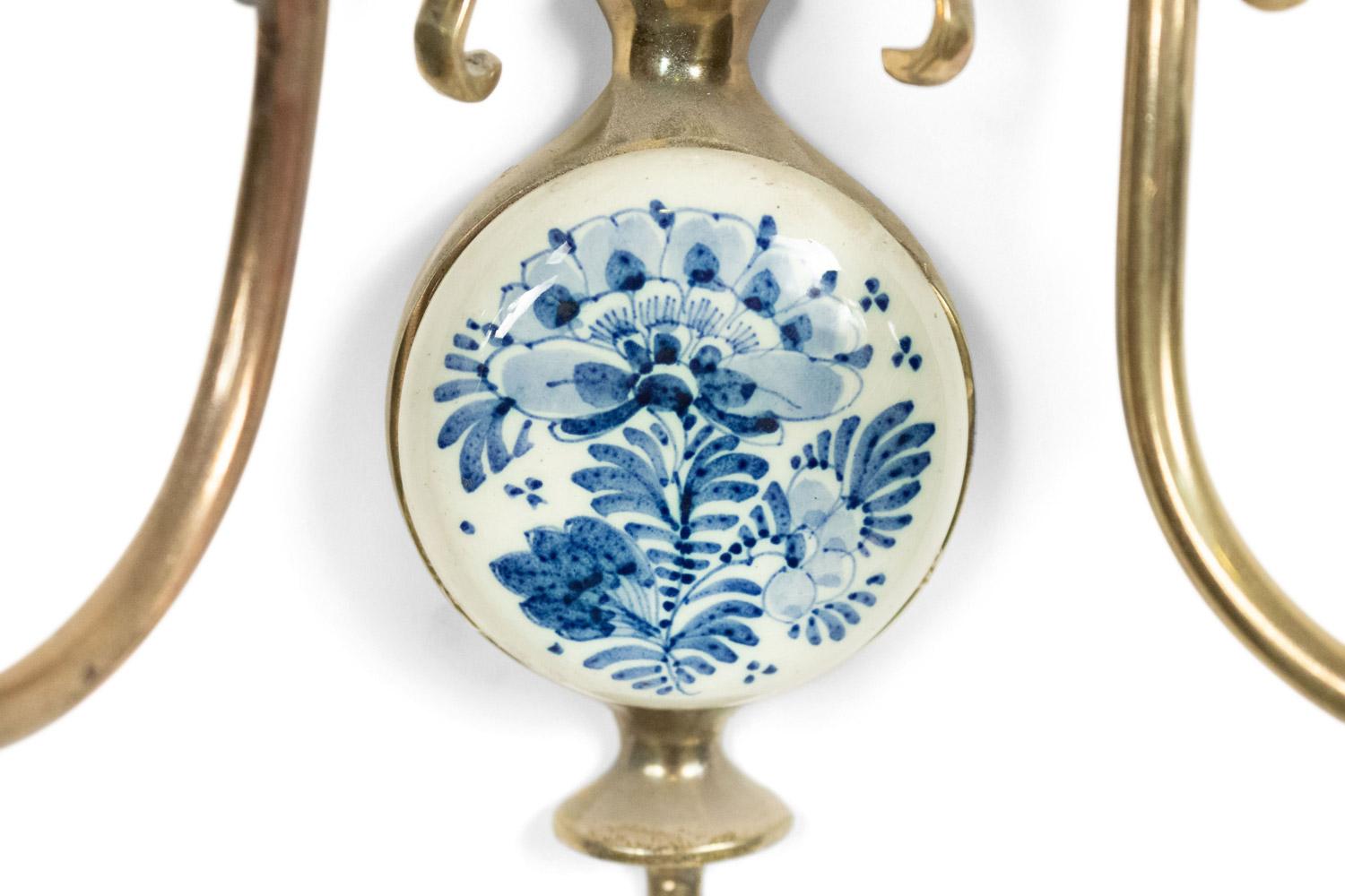 Dutch Delft Blue Porcelain and Brass Wall Sconce In Good Condition For Sale In Queens, NY