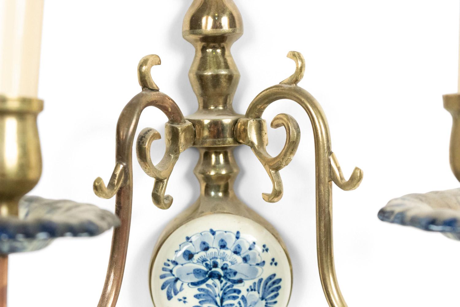 20th Century Dutch Delft Blue Porcelain and Brass Wall Sconce For Sale