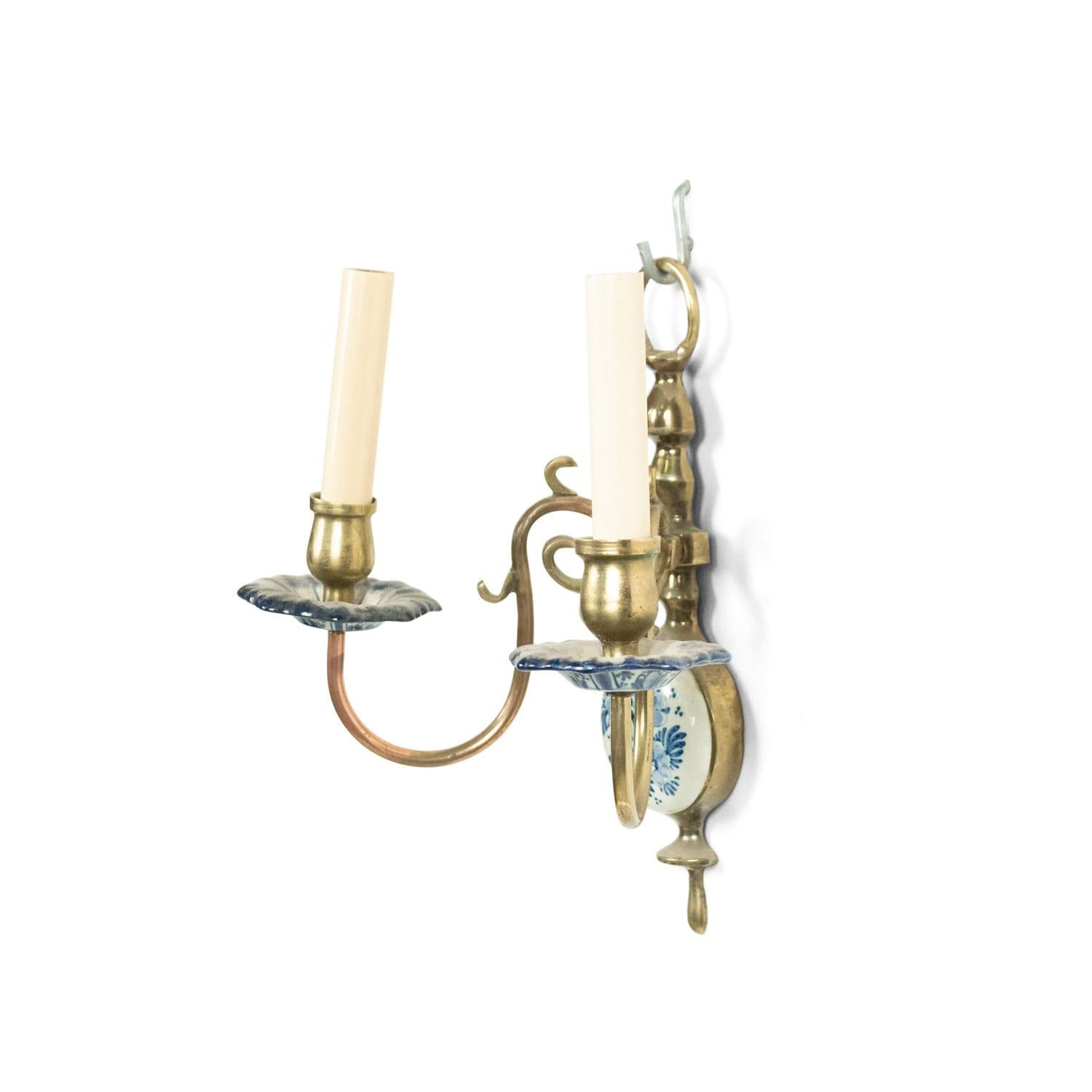 Dutch Delft Blue Porcelain and Brass Wall Sconce For Sale 1