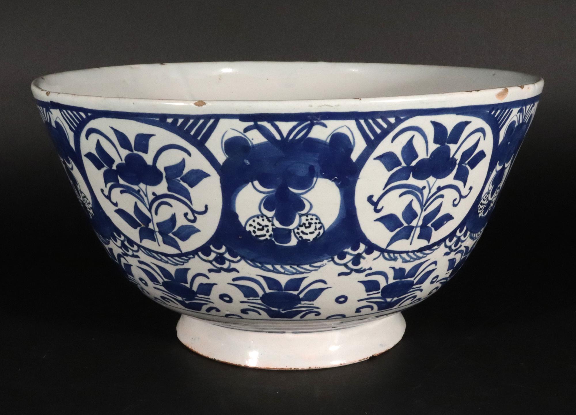 Cuenco Botánico Azul y Blanco de Delft Holandés Rococó en venta