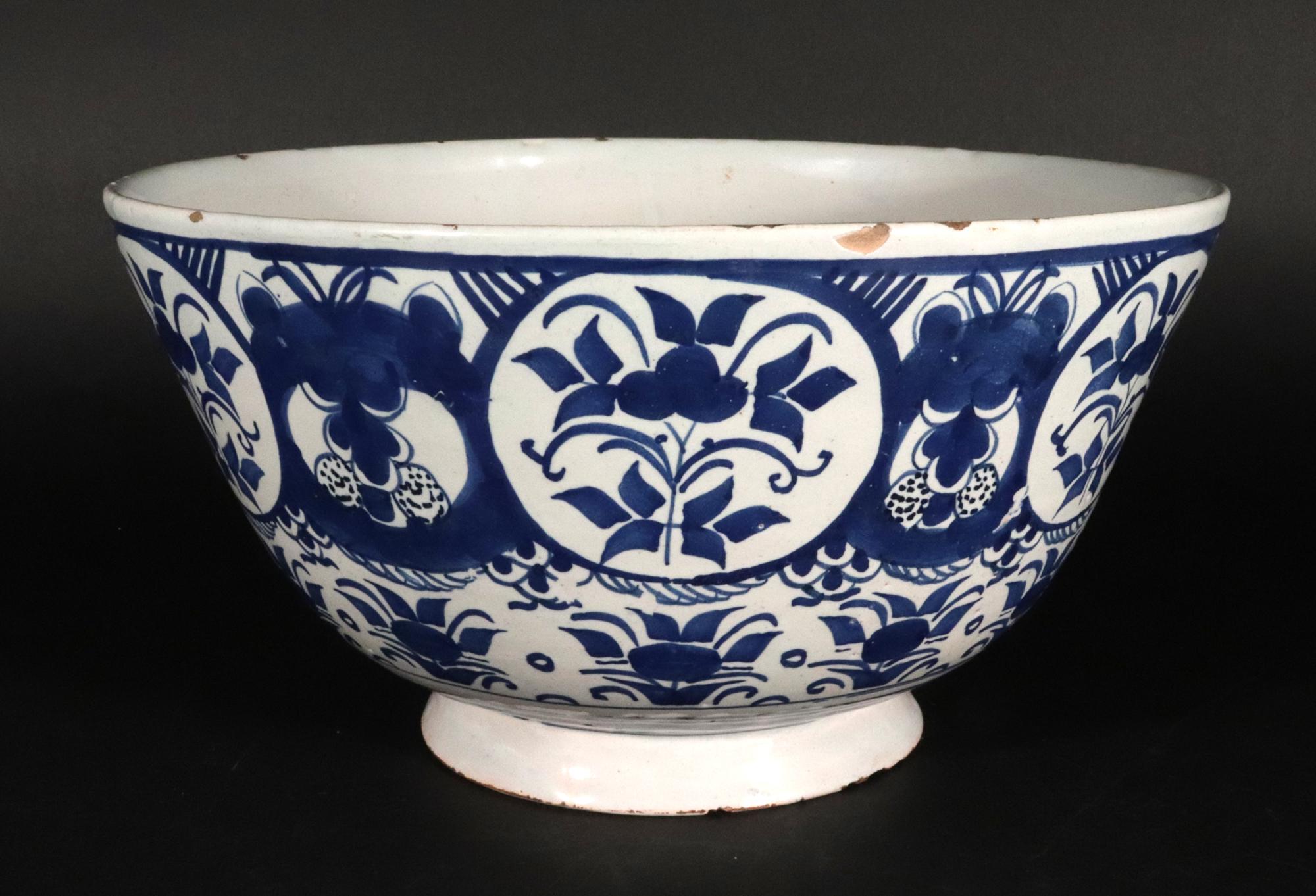 Cuenco Botánico Azul y Blanco de Delft Holandés en Bueno estado para la venta en Downingtown, PA