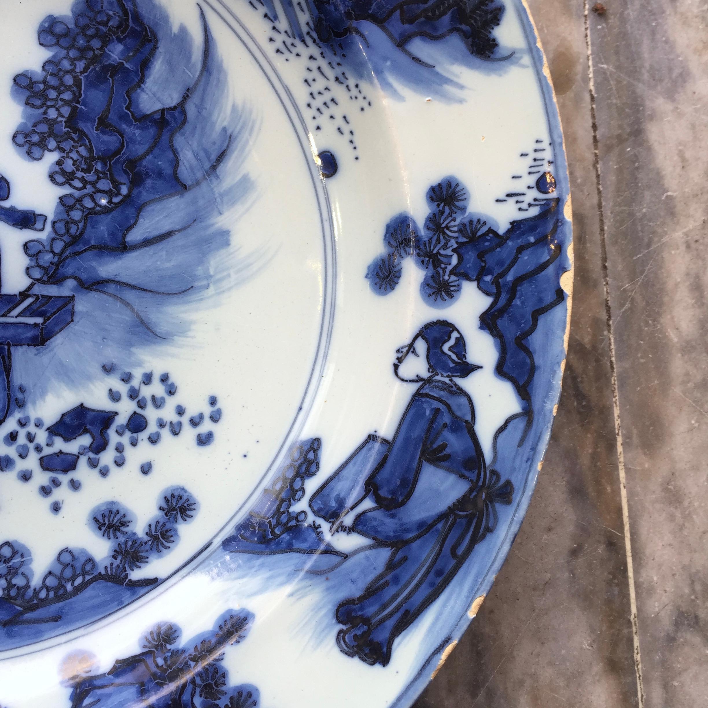 Dutch Delft Charger with Chinoiserie Decor in Transition Style, 17th Century In Good Condition For Sale In AMSTERDAM, NH