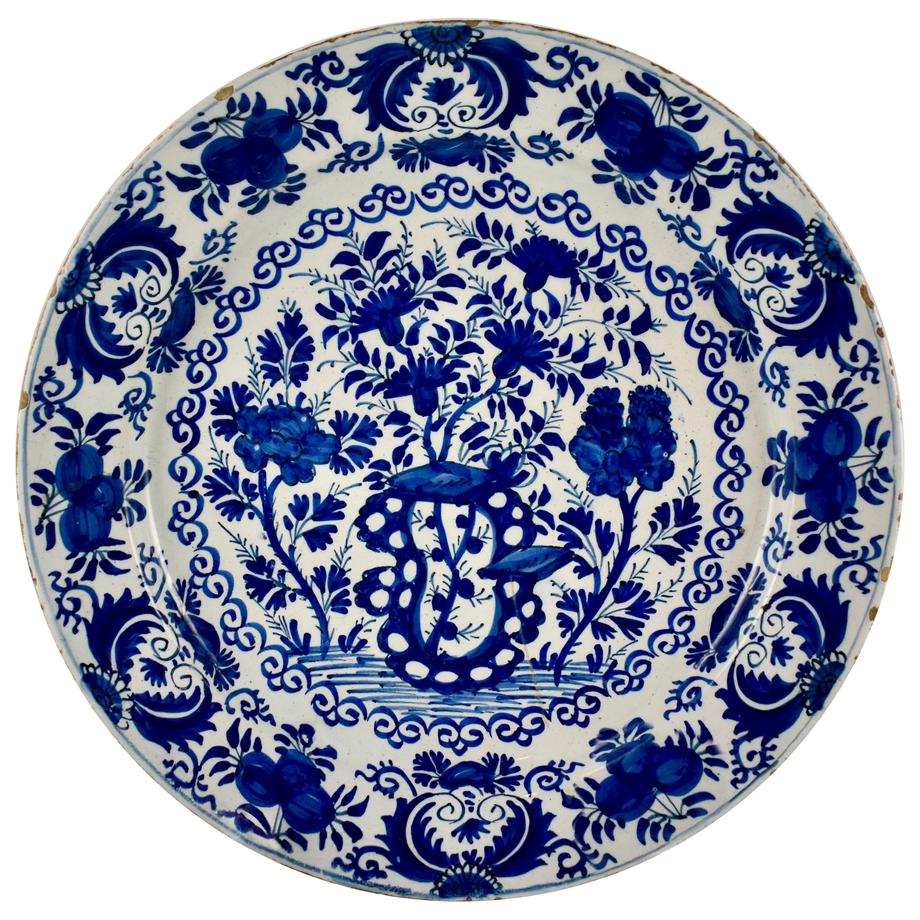 Assiette de présentation hollandaise en faïence de Delft Chinoiserie bleu cobalt à motifs floraux et émaillée à l'étain
