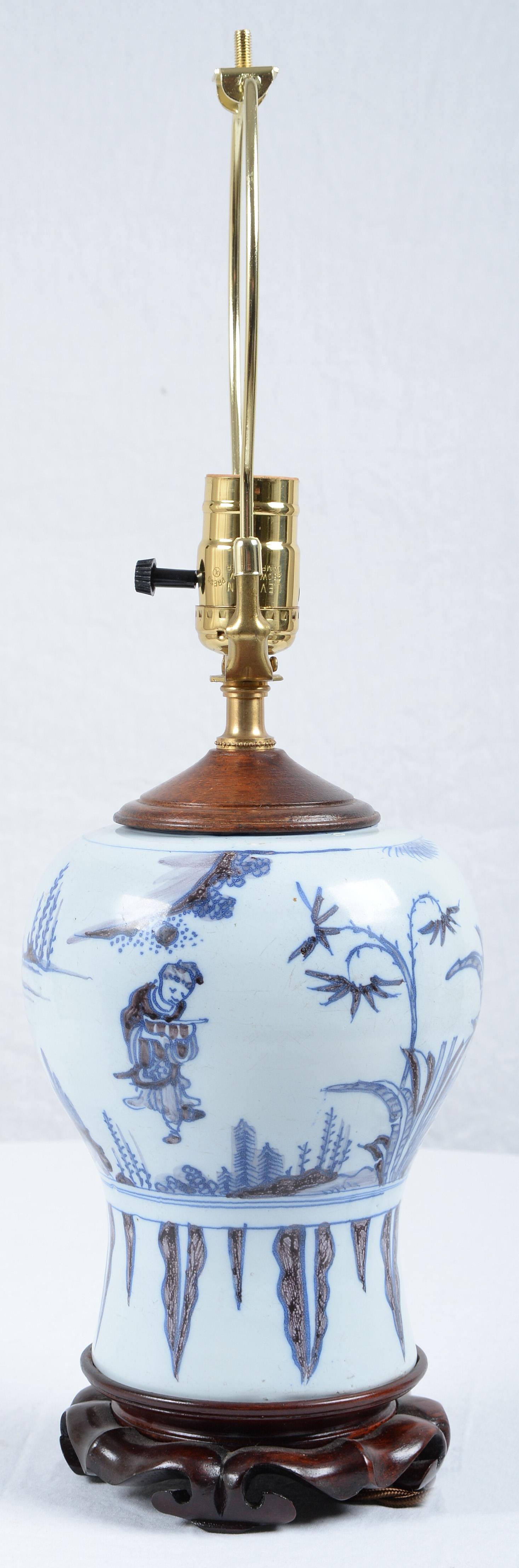 Chinoiseries Vase balustre en faïence de Delft bleu et blanc de style chinoiserie monté en lampe en vente