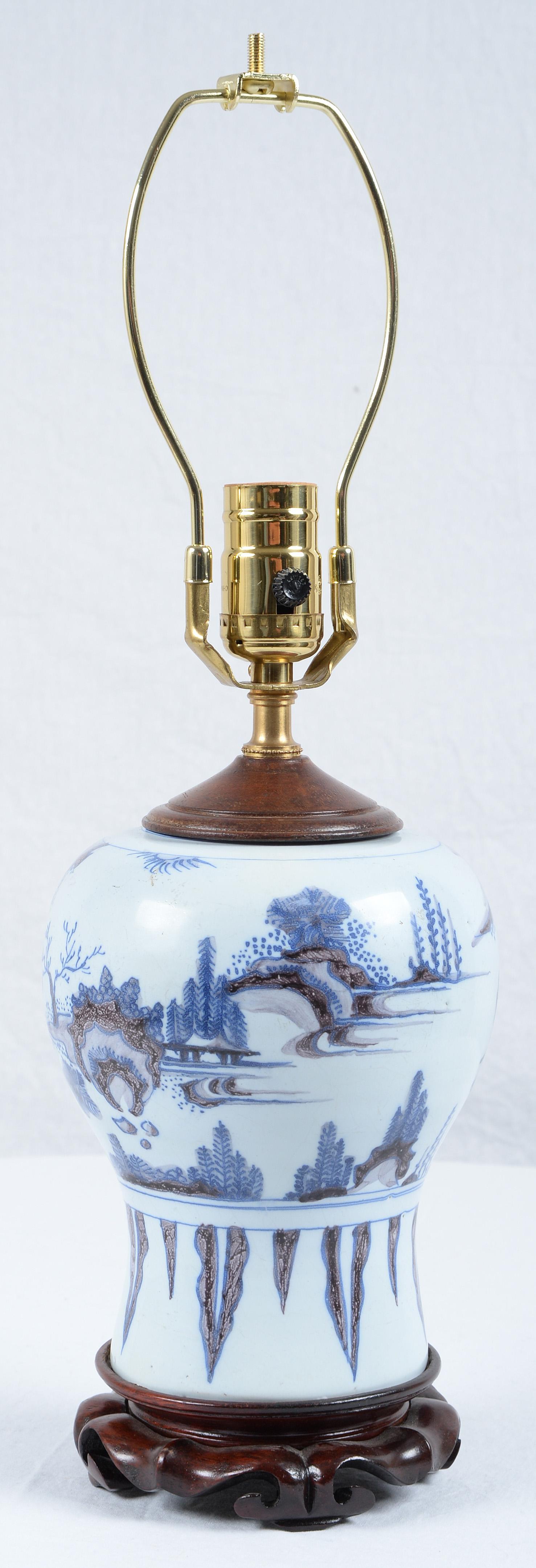 Niederländische Fayence Delft Blau und Weiß Chinoiserie Baluster Vase als Lampe montiert (17. Jahrhundert) im Angebot