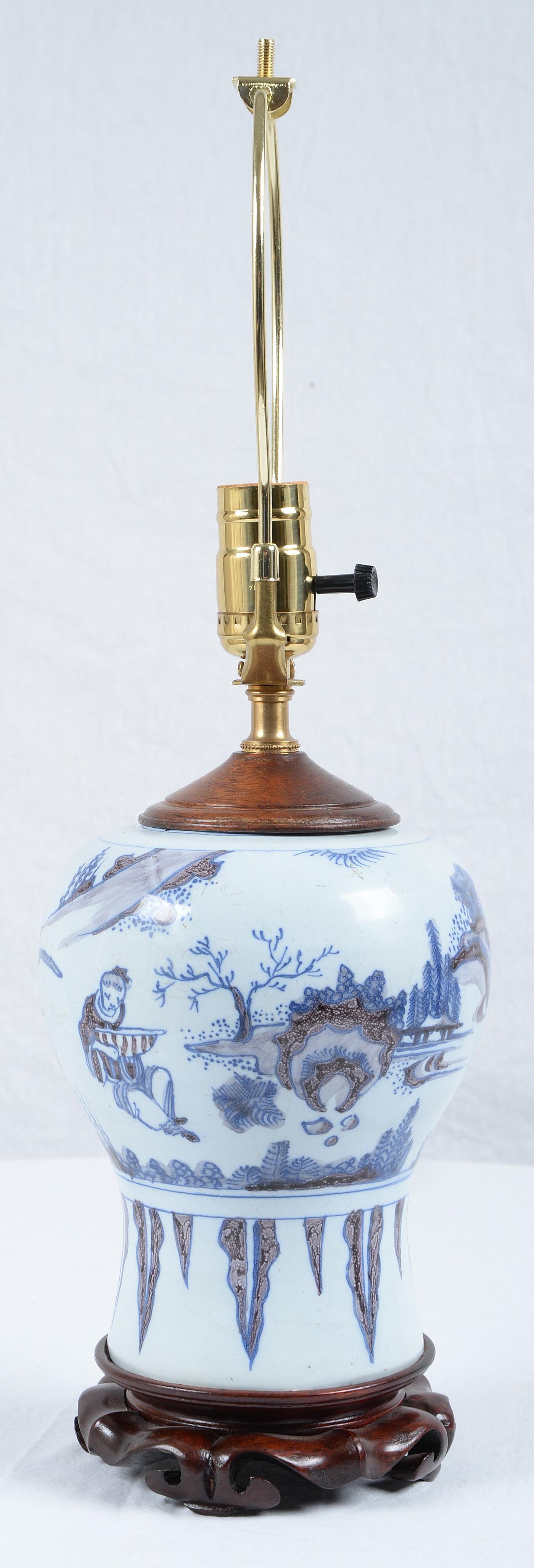 Vase balustre en faïence de Delft bleu et blanc de style chinoiserie monté en lampe État moyen - En vente à Kittery Point, ME