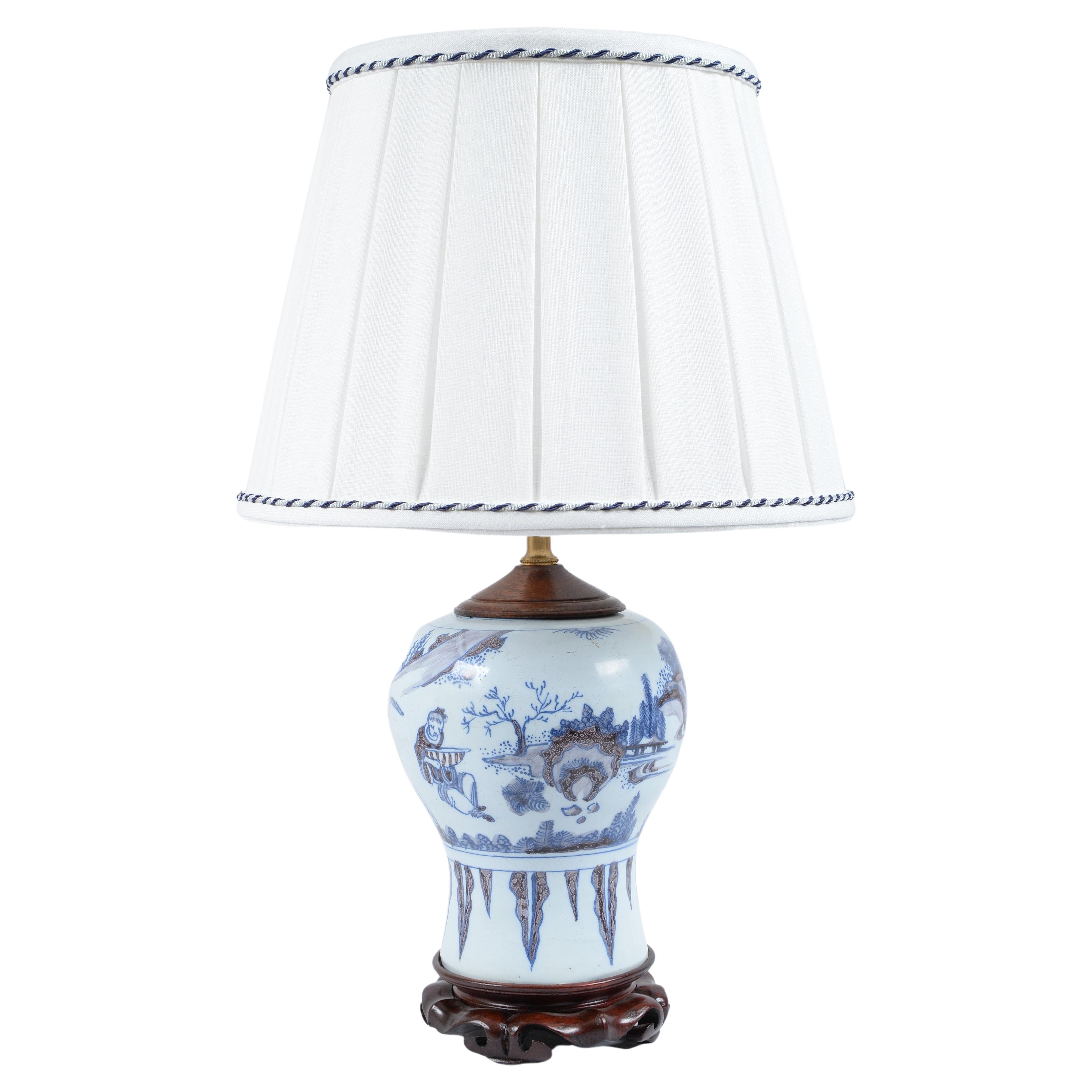 Vase balustre en faïence de Delft bleu et blanc de style chinoiserie monté en lampe en vente