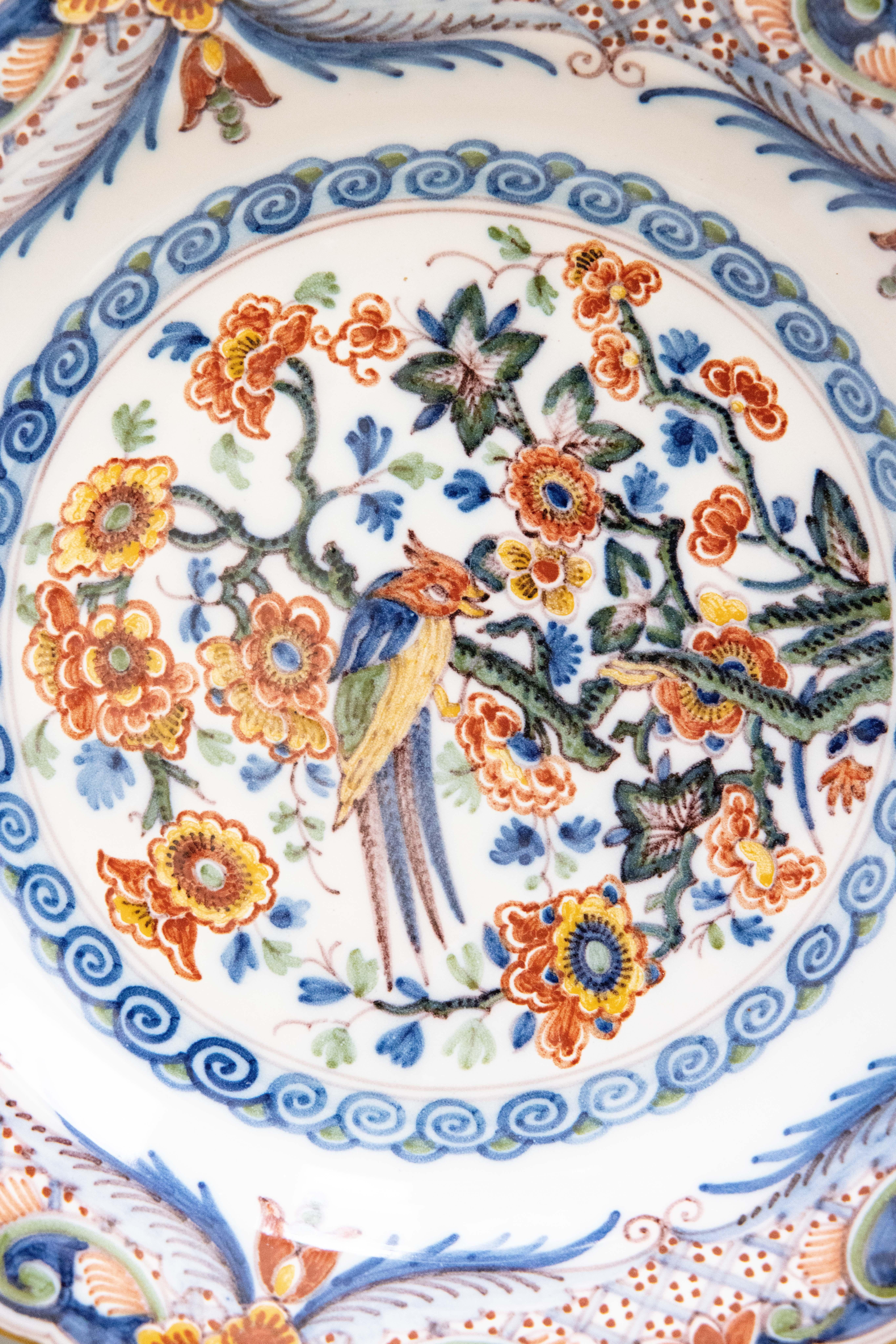 A gorgeous vintage Dutch Delft faience polychrome floral scalloped wall charger plate by Royal Tichelaar Makkum, circa 1940. Maker's mark on reverse. The foot on the back is pierced for hanging. This beautiful plate is a nice large size, decorated