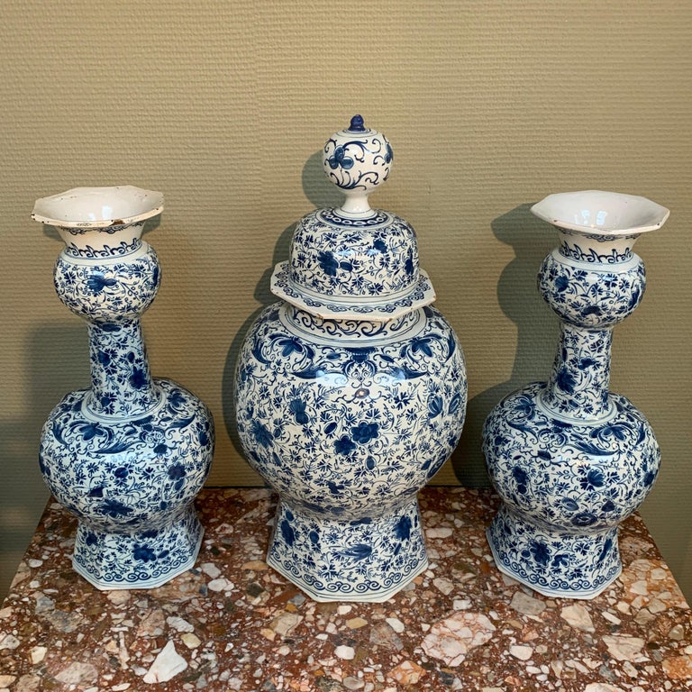 Baroque Dutch Delft Garniture Set of Three Large Vases, Early 18th Century For Sale