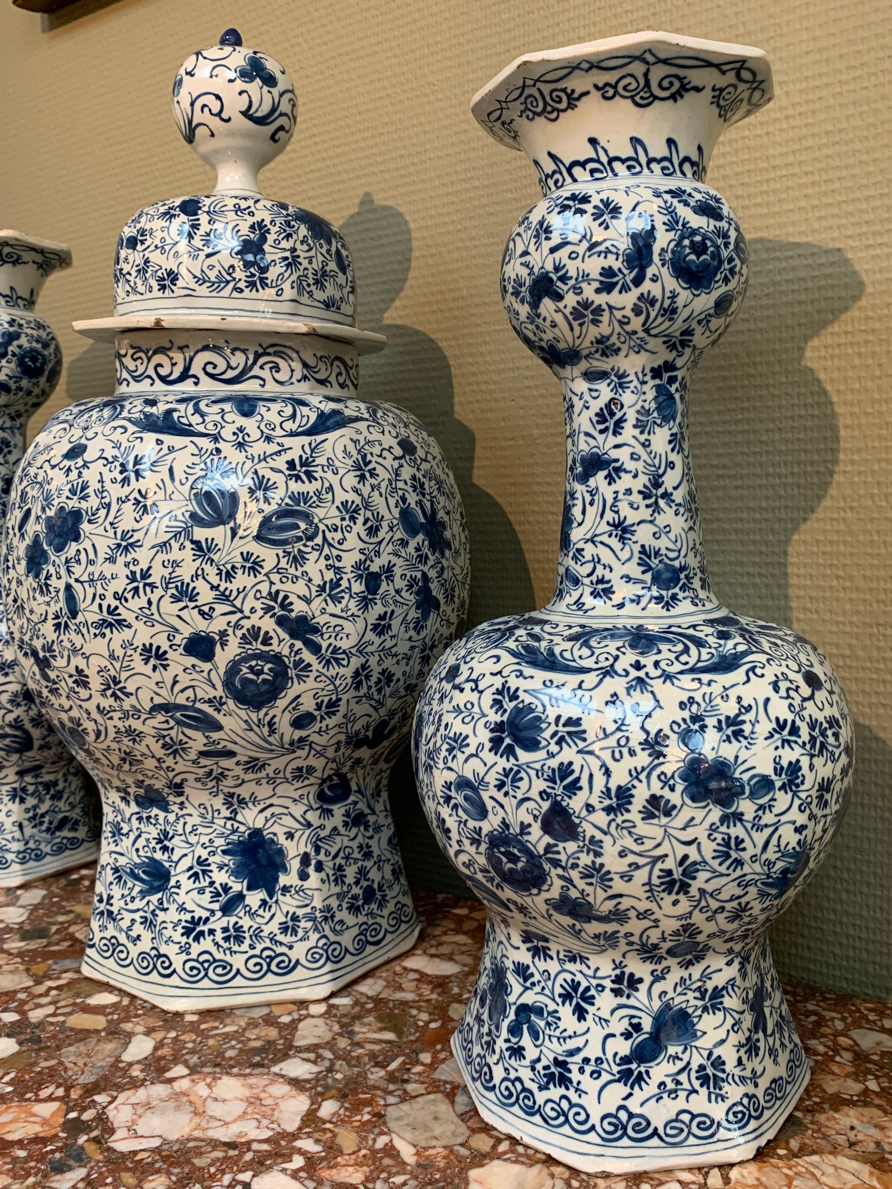 Dutch Delft Garniture Set of Three Large Vases, Early 18th Century In Good Condition In AMSTERDAM, NH