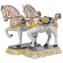 Paire de chevaux de Delft néerlandais peints à la main en couleurs polychromes:: datant du milieu du XIXe siècle