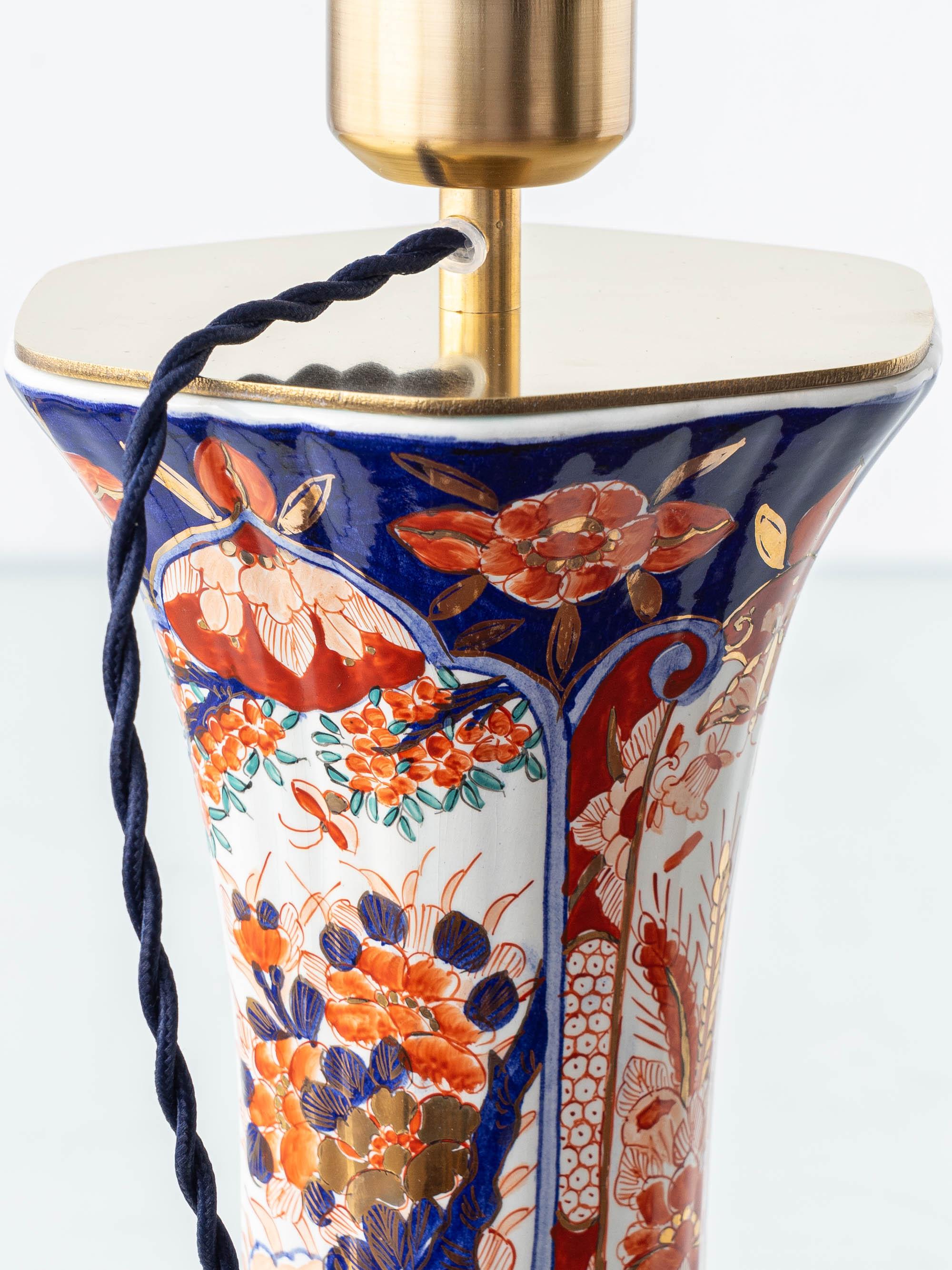 Paire de lampes de table Delft Imari de Jaap Heinen avec nouveaux abat-jours japonais Bon état - En vente à AMSTERDAM, NL