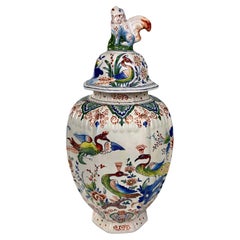 Niederländisches Delfter Krug, handbemalt in traditionellen polychromen Farben