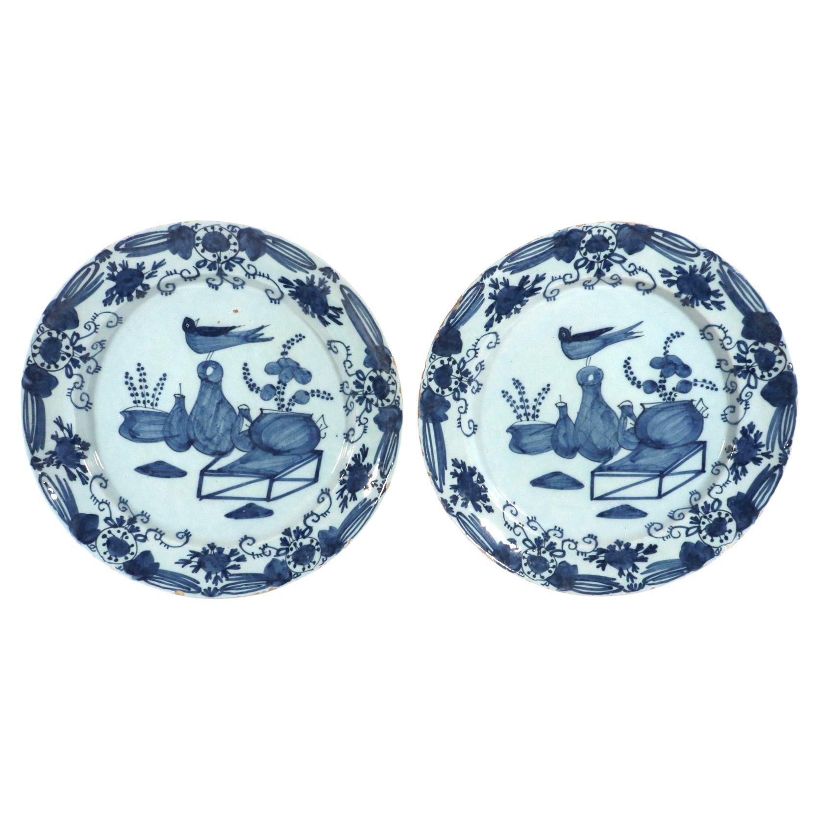 Grands chargeurs de Delft de style chinoiserie bleu et blanc