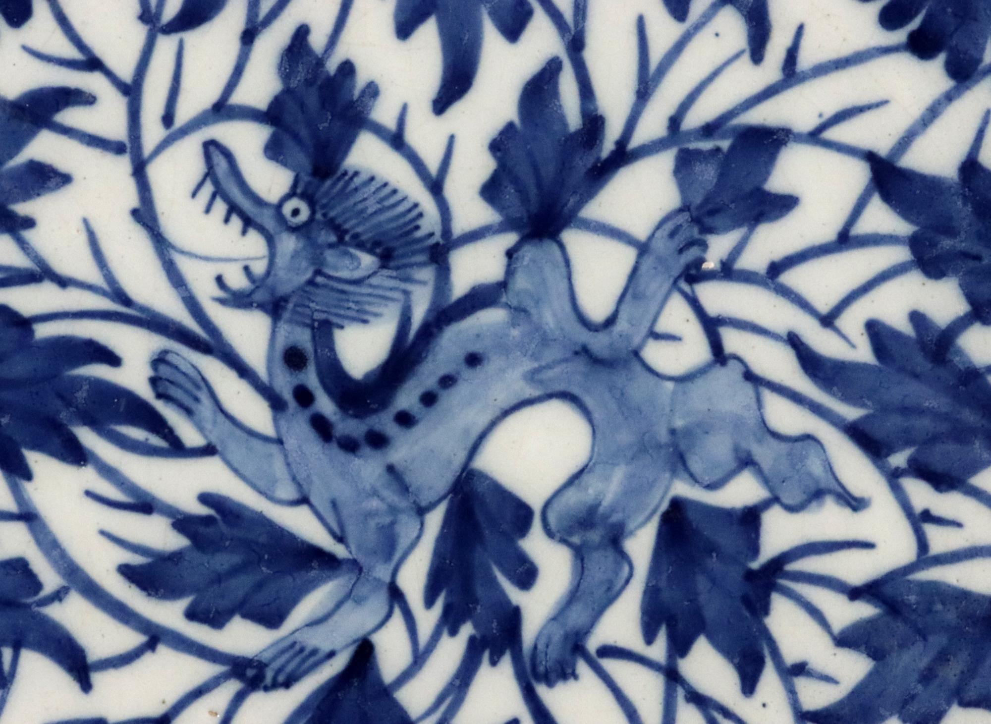 Regina Anna Dutch Delft Large Dish with Chinoiserie Dragon Design in vendita
