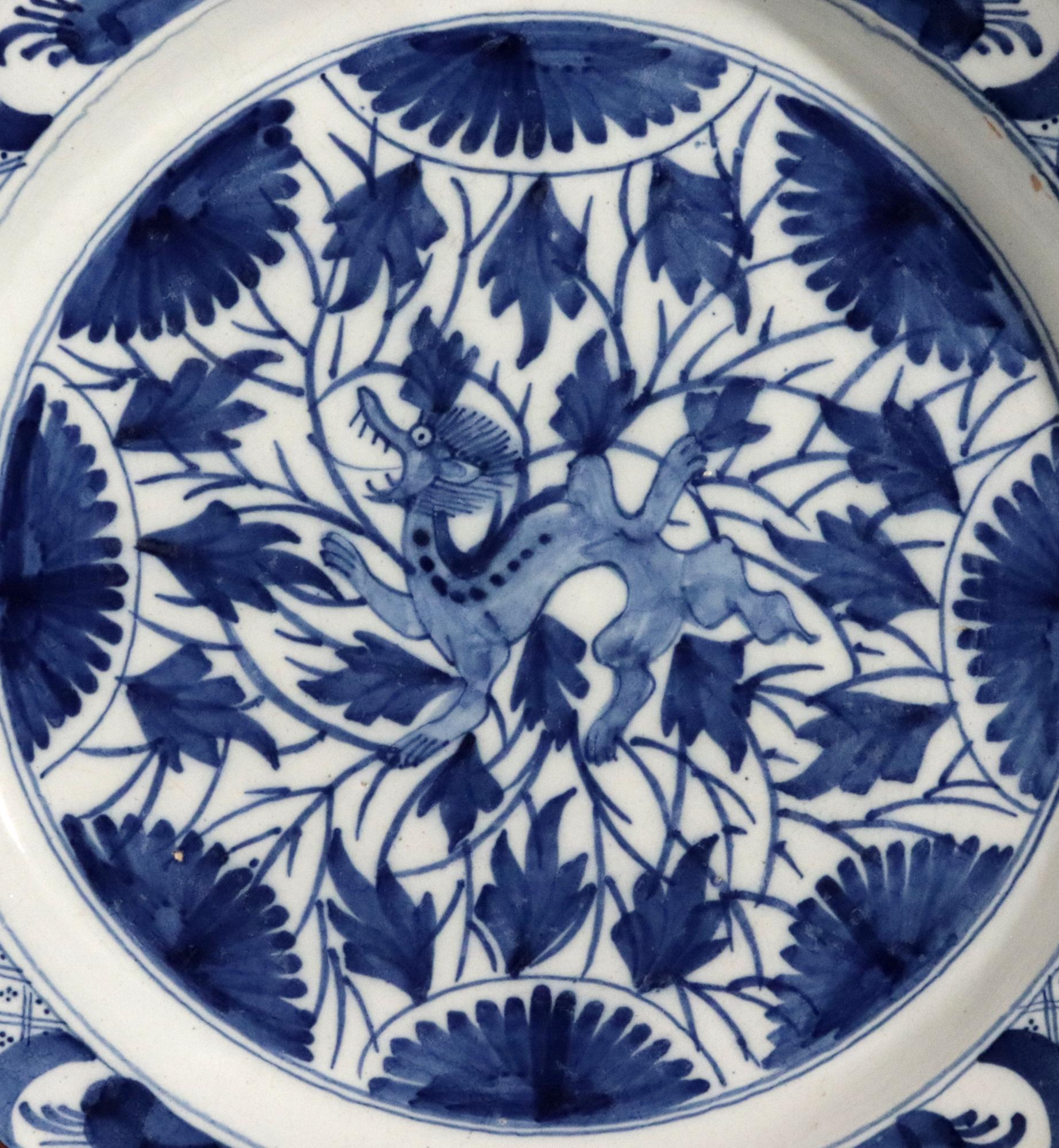 Dutch Delft Large Dish with Chinoiserie Dragon Design In condizioni buone in vendita a Downingtown, PA