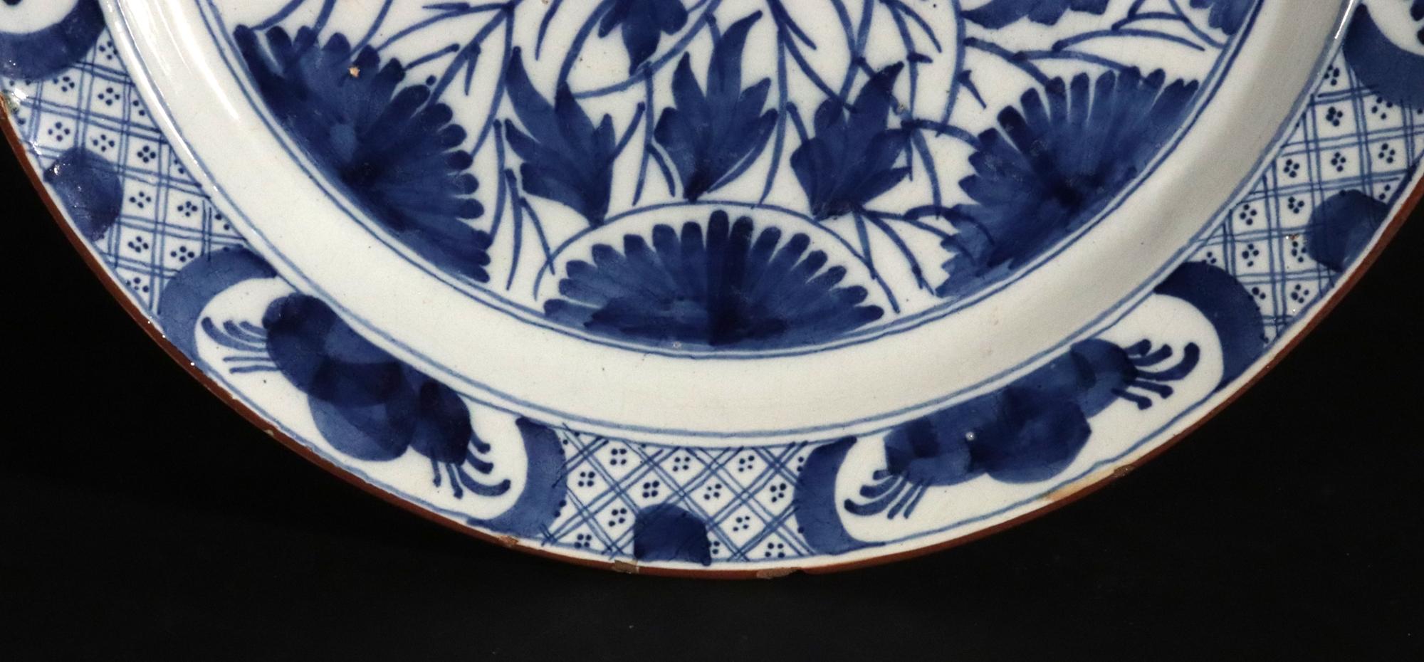Dutch Delft Large Dish with Chinoiserie Dragon Design in vendita 1