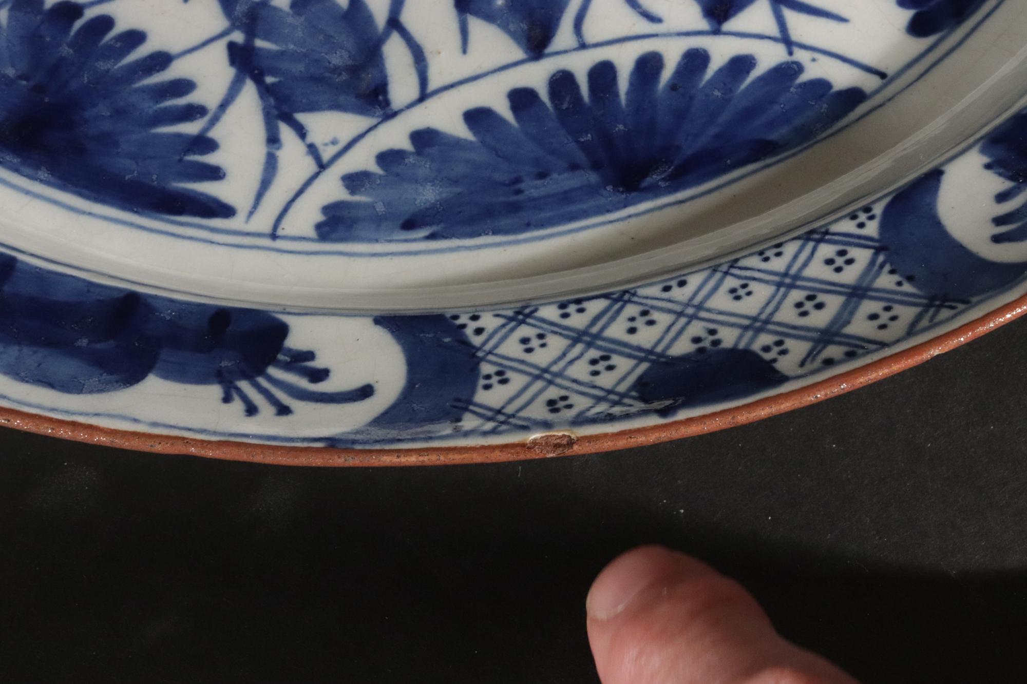 Dutch Delft Large Dish with Chinoiserie Dragon Design in vendita 3