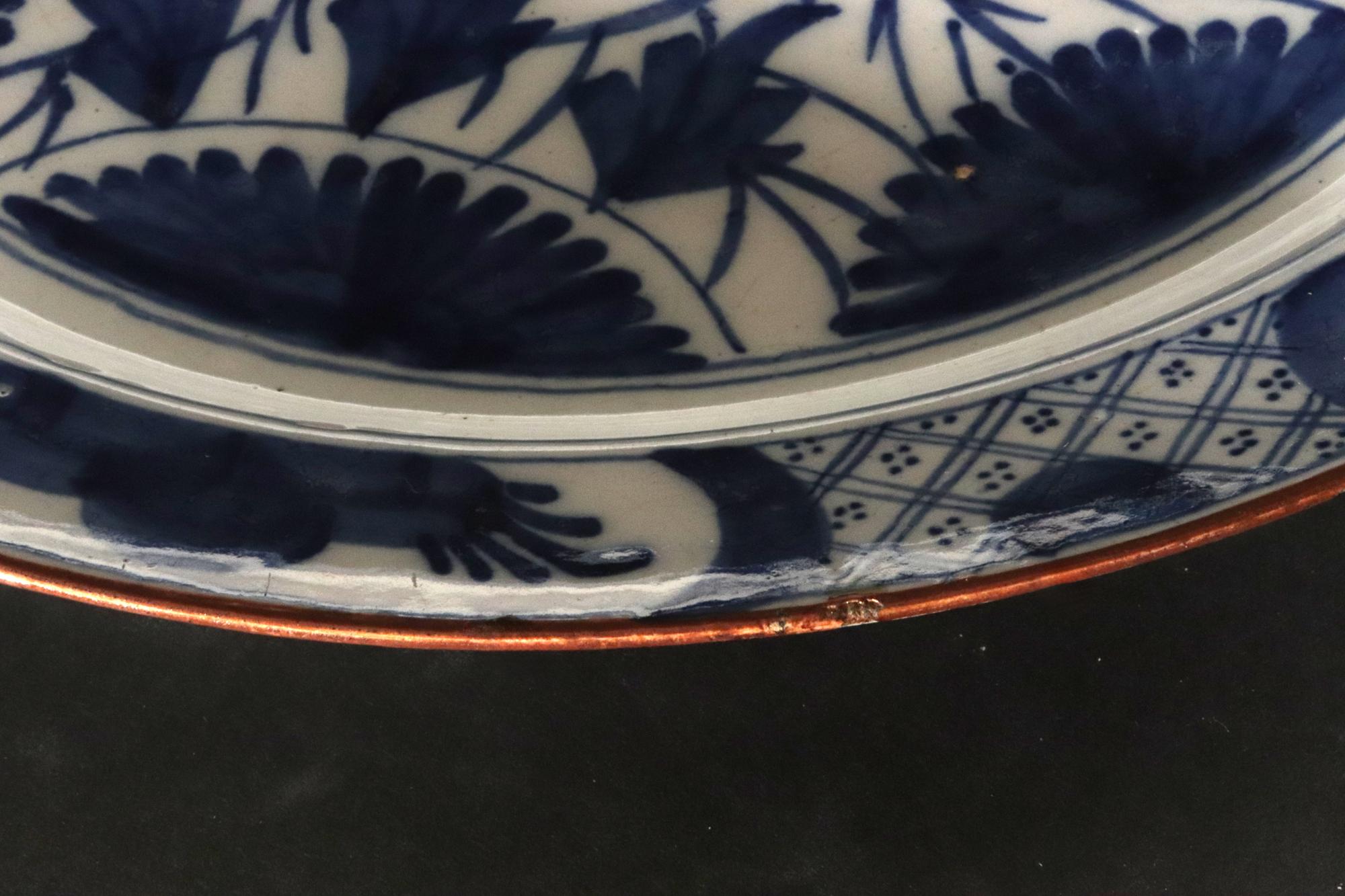 Dutch Delft Large Dish with Chinoiserie Dragon Design in vendita 4