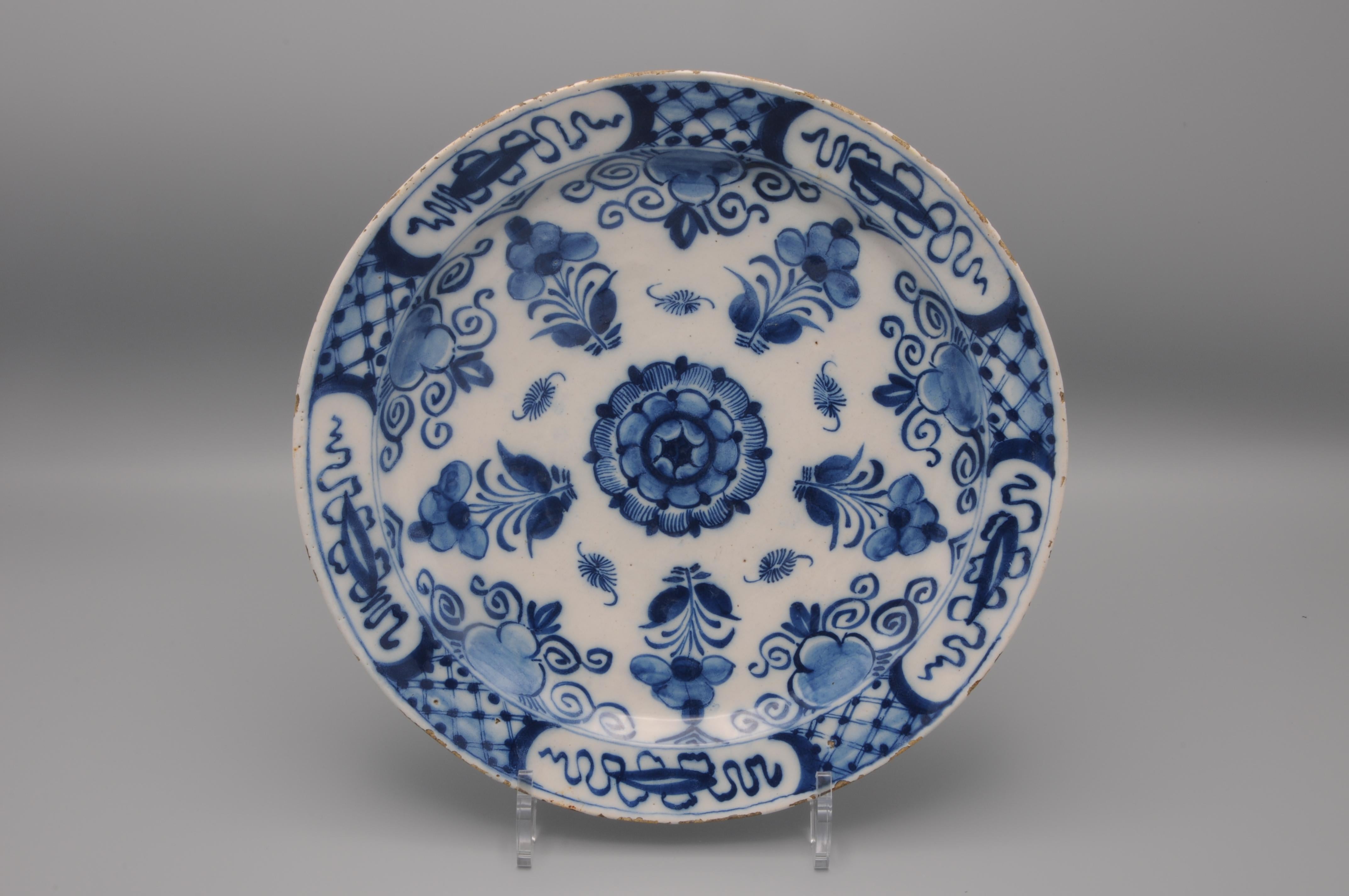 18th Century Dutch Delft - Pair of plates For Sale