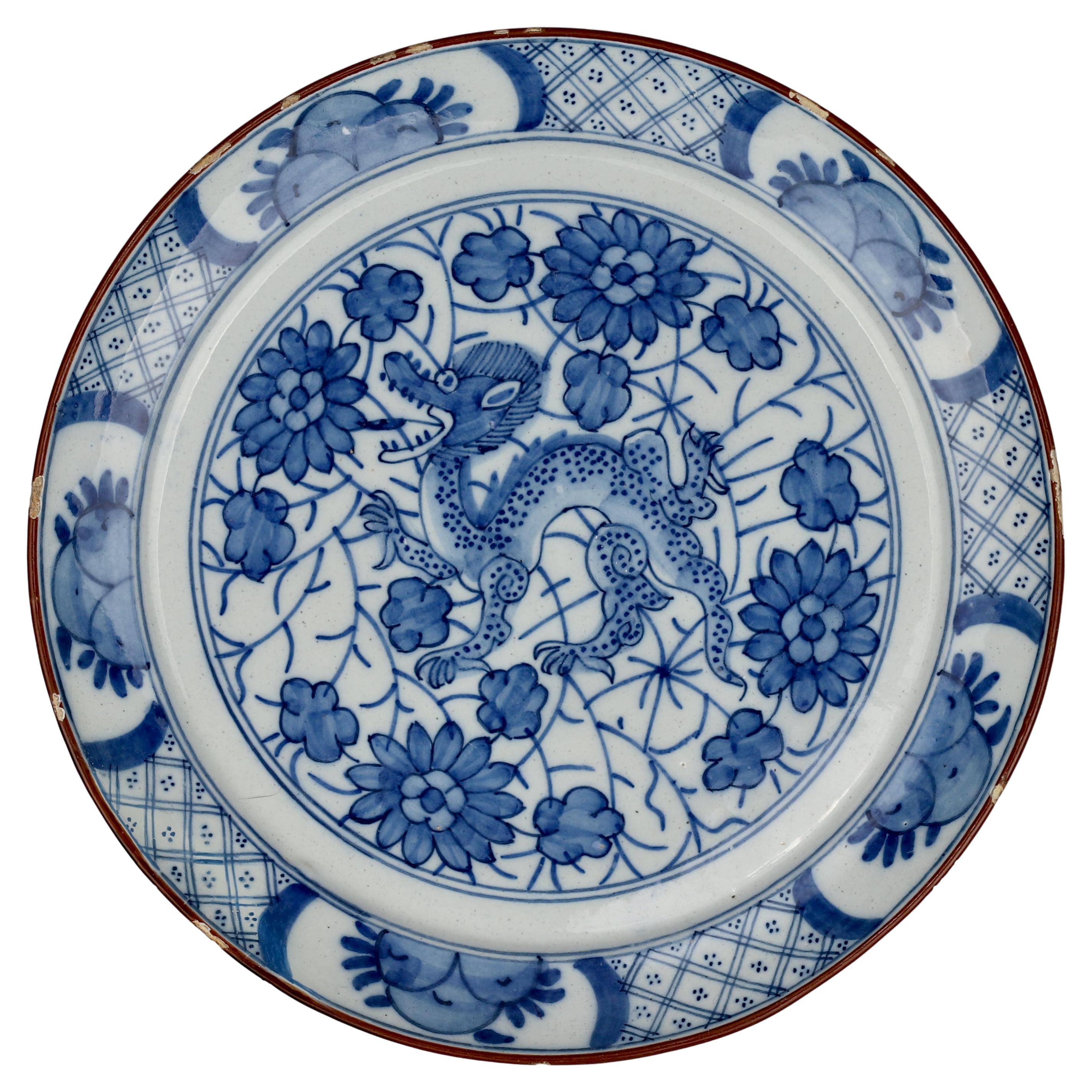 Assiette en faïence de Delft avec dragon, 18ème siècle En vente sur 1stDibs