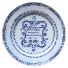 Assiette Delft néerlandaise avec texte commémoratif de tremblement de terre, 18e siècle