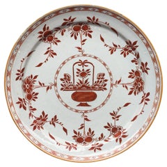 Assiette Delft néerlandaise avec panier à fleurs, 18ème siècle