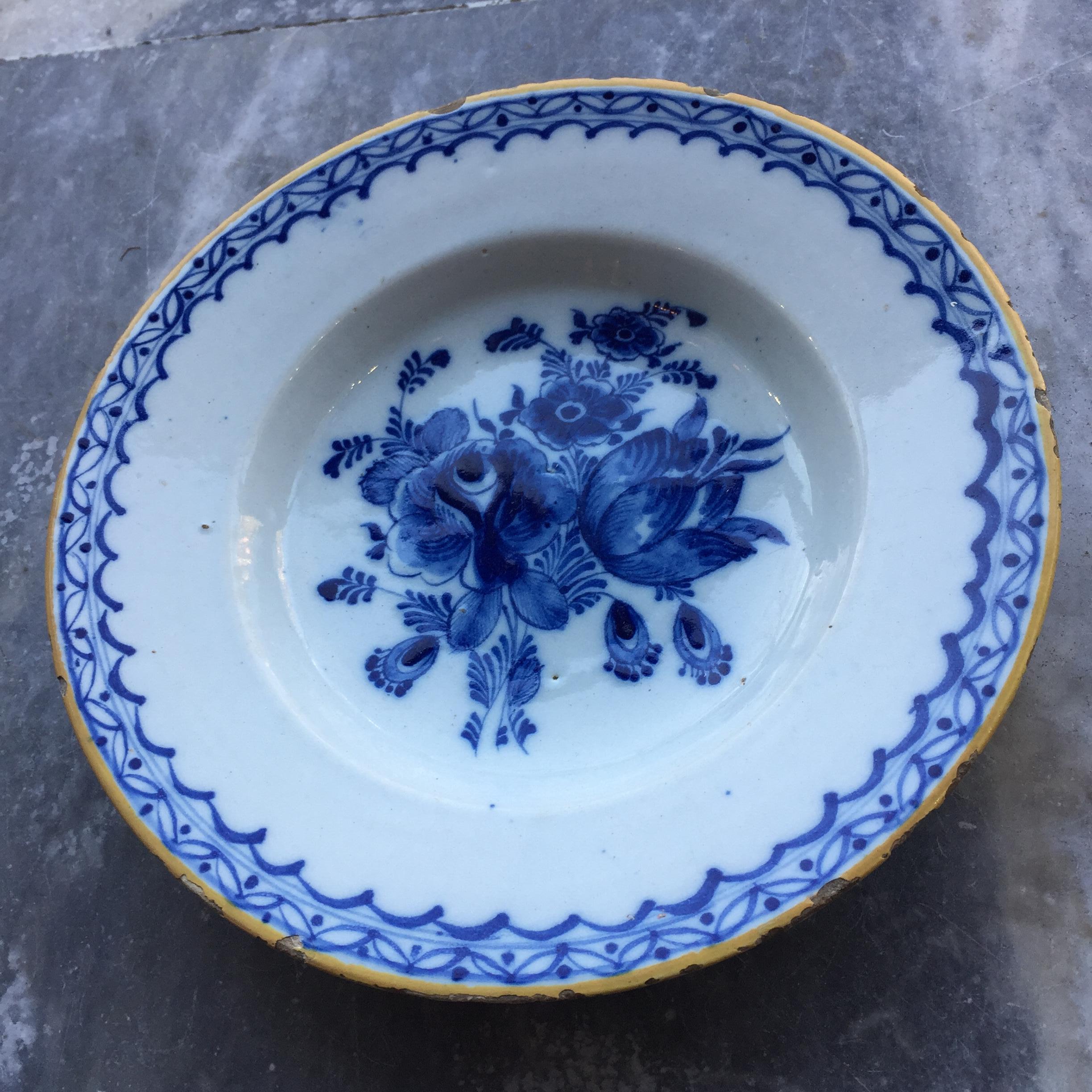 Chinoiseries Assiette hollandaise en Delft avec des fleurs, 18e siècle en vente