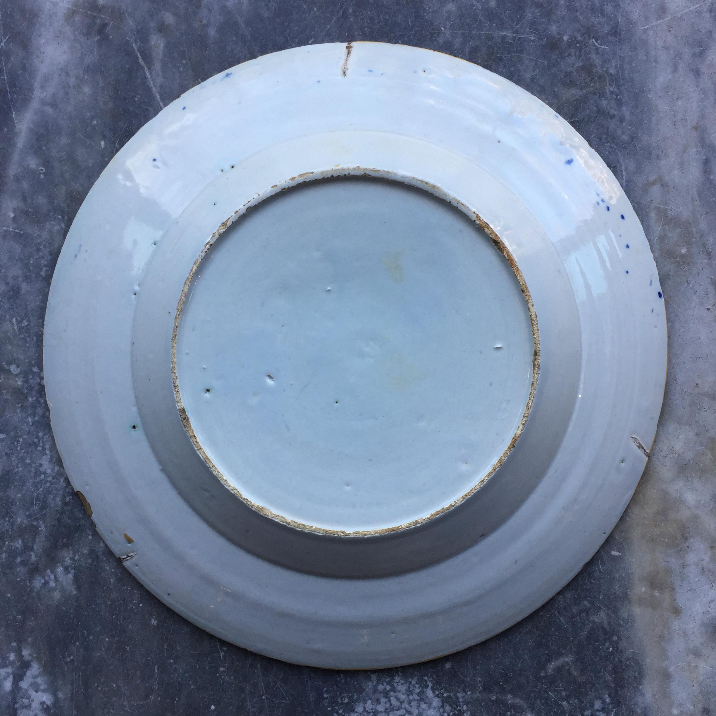 Néerlandais Assiette hollandaise en Delft avec des fleurs, 18e siècle en vente