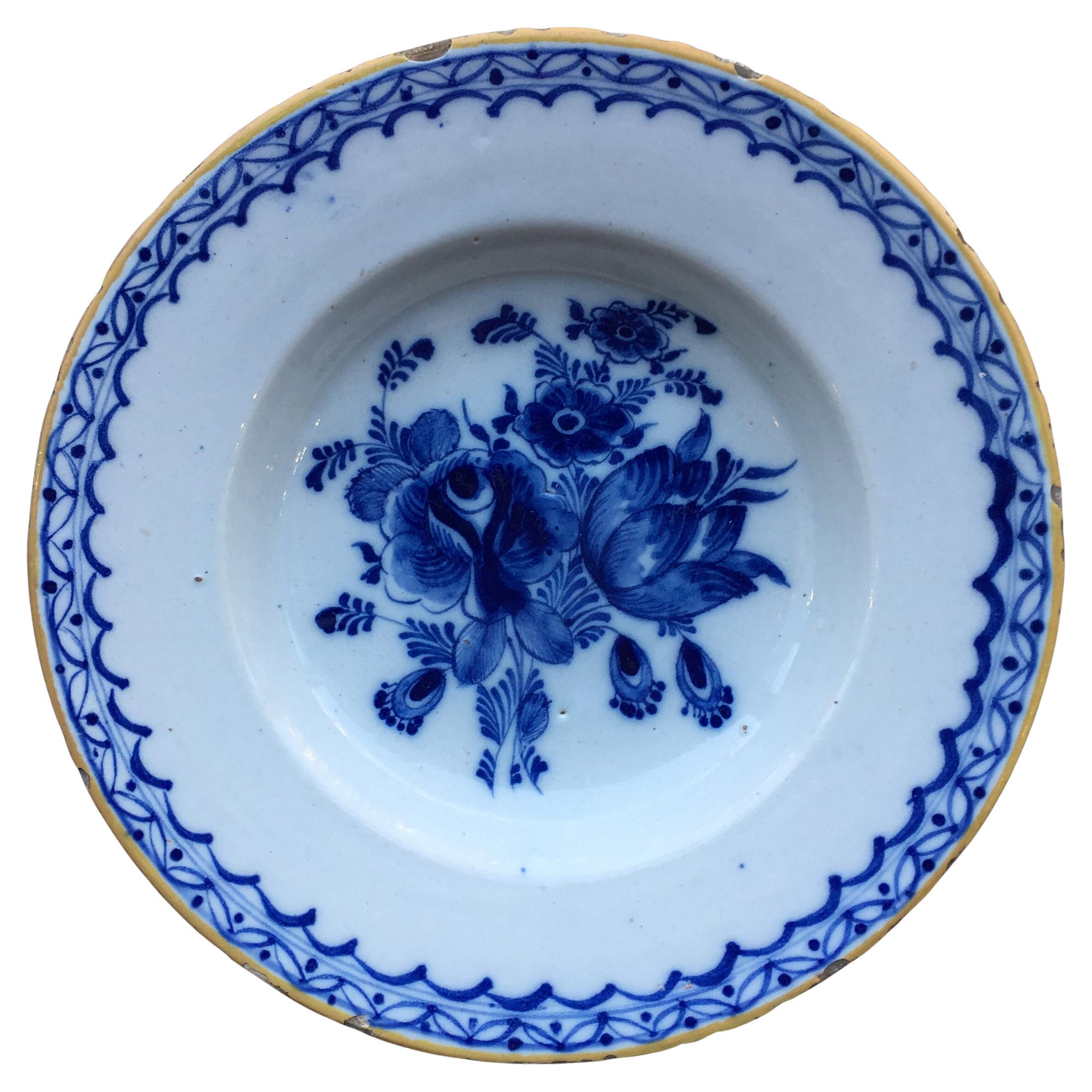 Assiette hollandaise en Delft avec des fleurs, 18e siècle