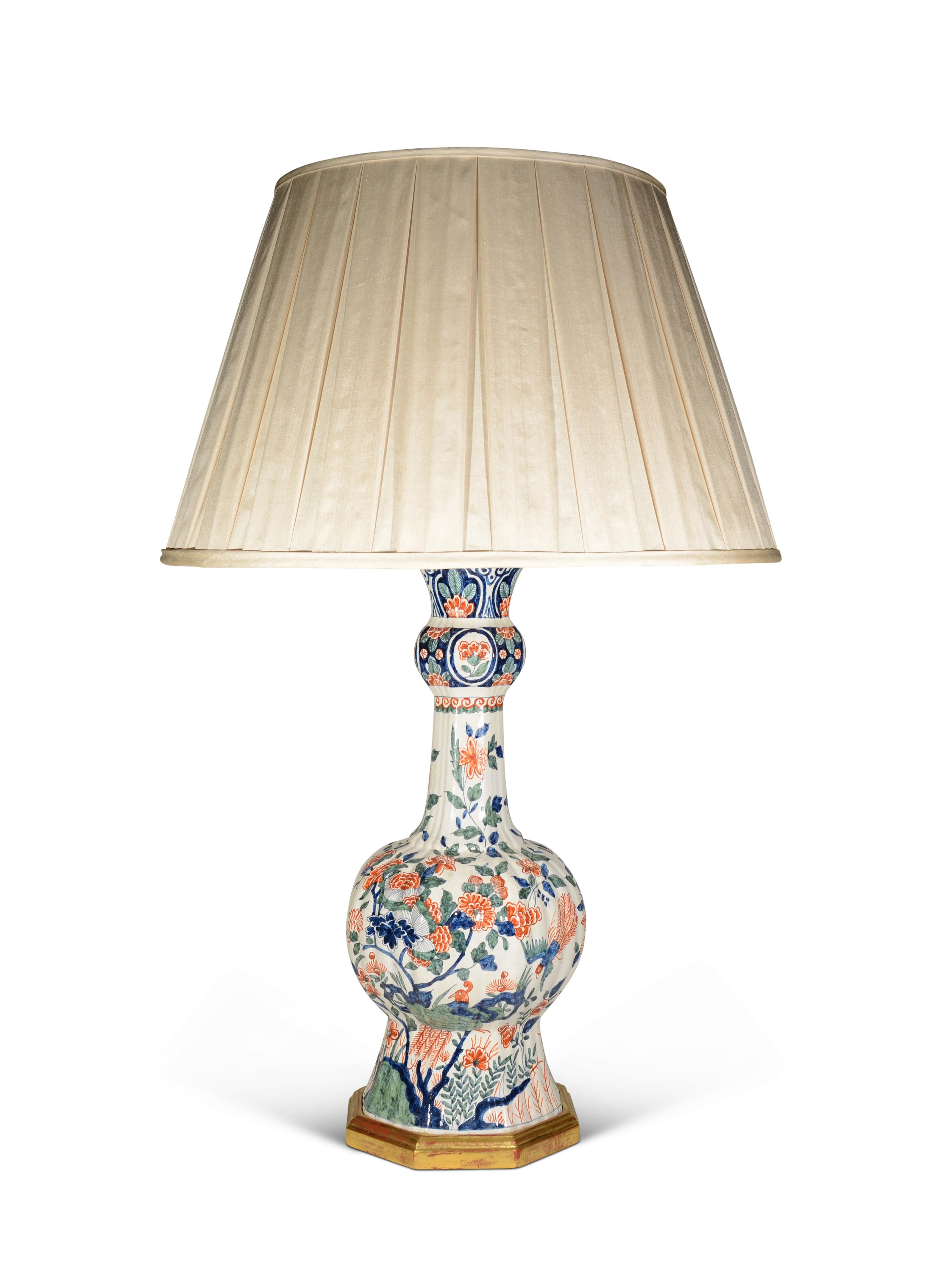 Vernissé Lampe de table hollandaise Delft polychrome du 19e siècle en vente