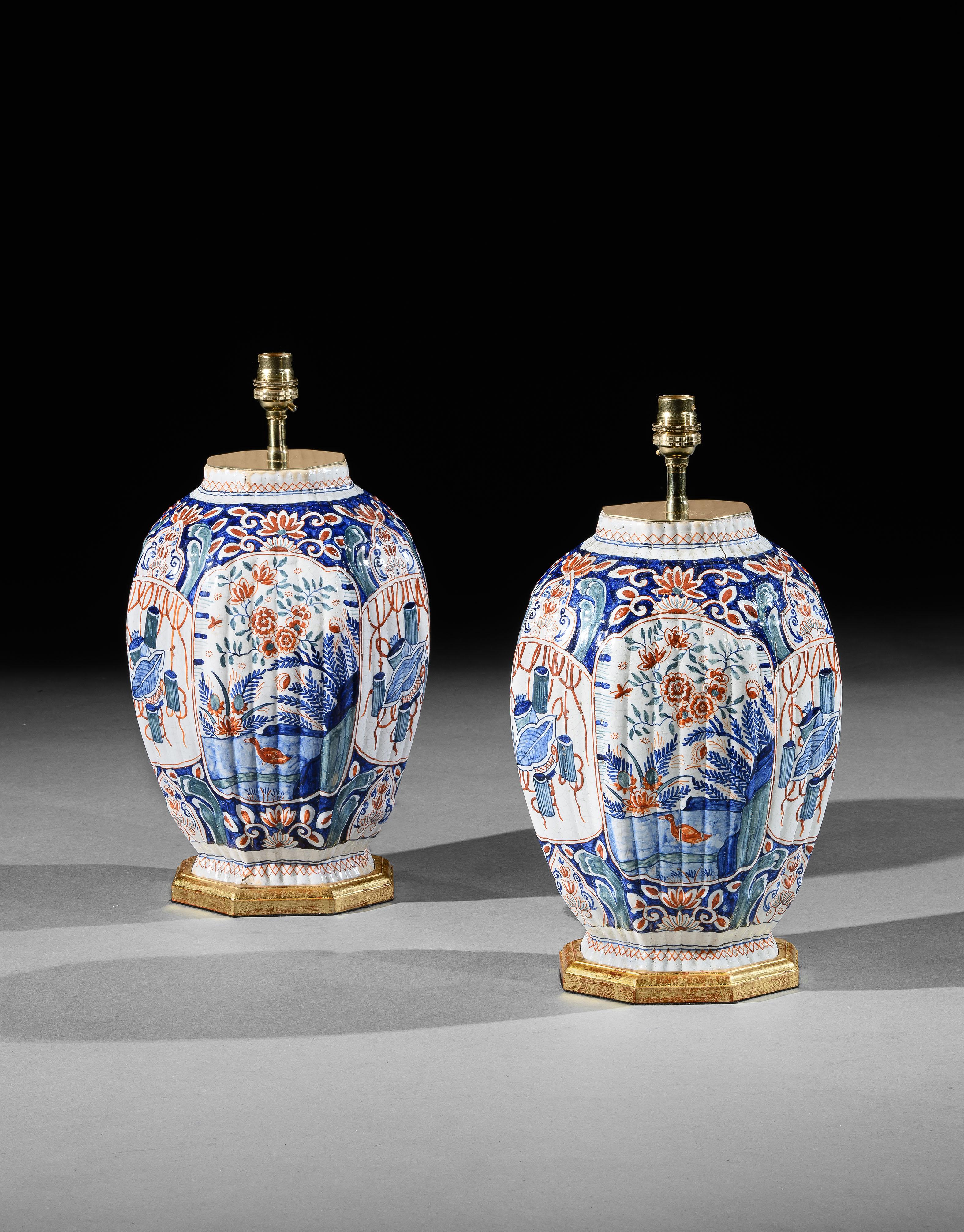 Pareja de Lámparas de Mesa Holandesas Delft Policromadas Antiguas del Siglo XIX siglo XIX en venta