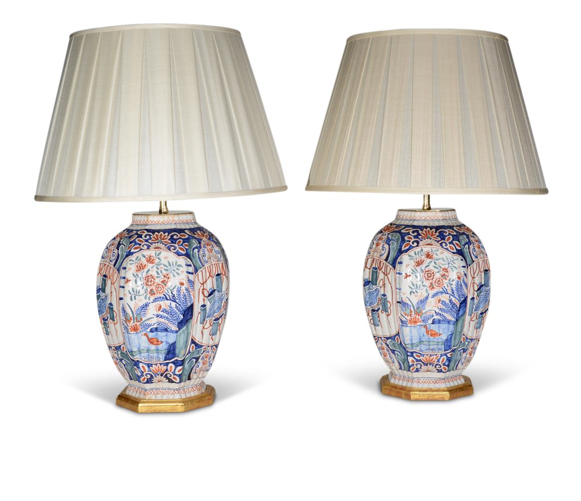 Pareja de Lámparas de Mesa Holandesas Delft Policromadas Antiguas del Siglo XIX Cerámica de Delft en venta