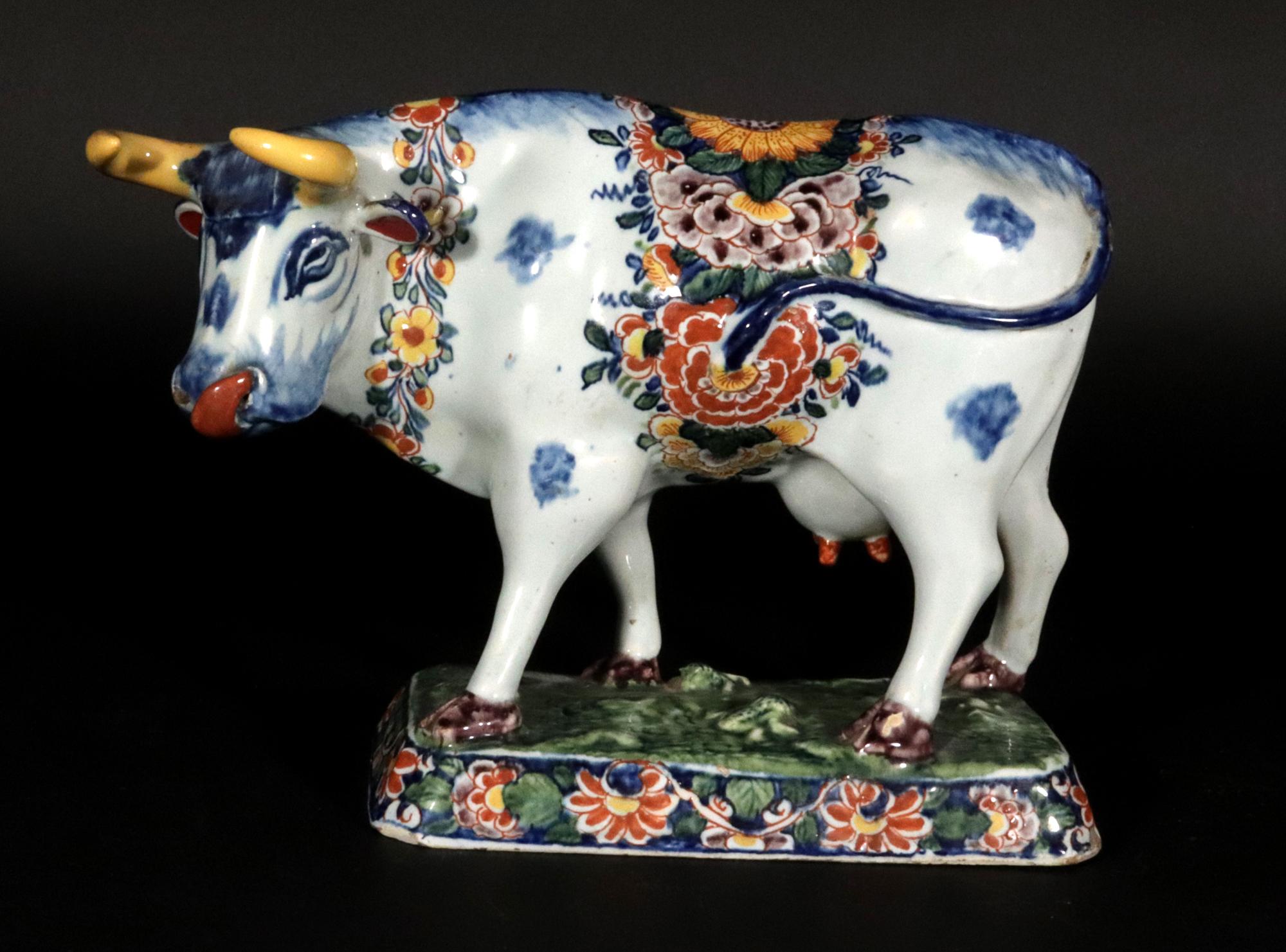 Modello policromo olandese di Delft di una mucca,
Circa 1760

La figura in ceramica olandese di Delft raffigura una mucca in piedi su una base rettangolare vuota di colore verde con angoli inclinati, la parte superiore in verde per rappresentare