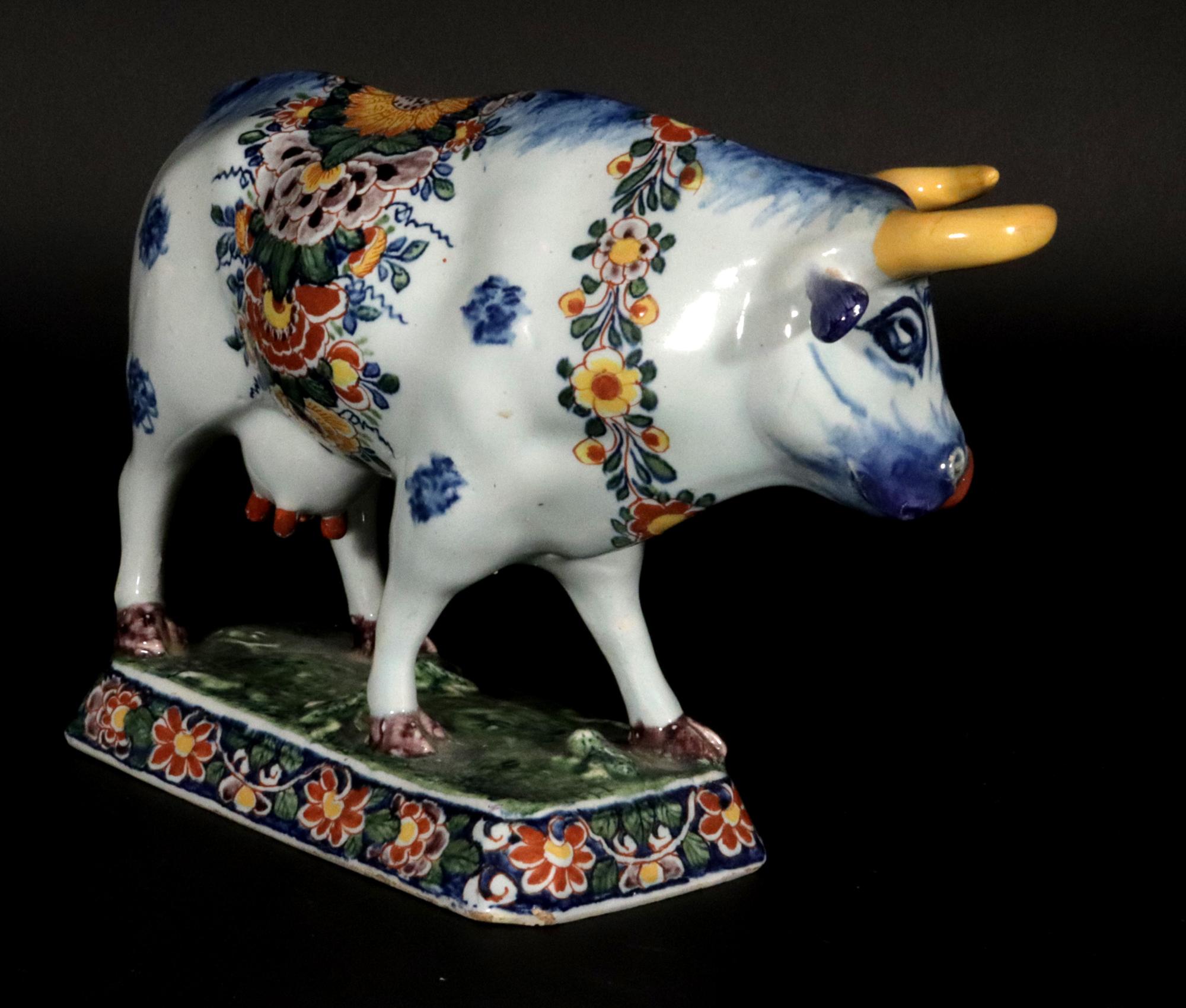 Modello policromo di mucca di Delft olandese In condizioni buone in vendita a Downingtown, PA