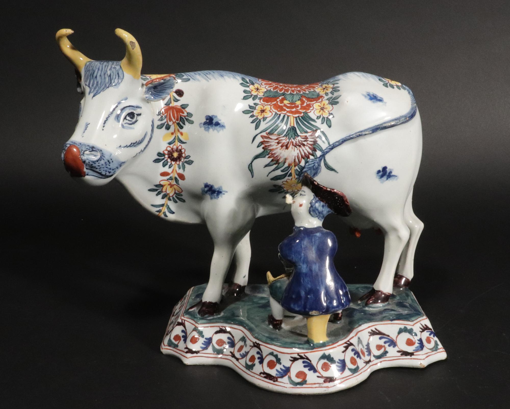 Modèle polychrome hollandais de Delft représentant une vache en train d'être traite,
De Twee Scheepjes Pottery (Les deux petits bateaux),
Vers 1765

La figure de vache hollandaise de Delft, de la poterie De Twee Scheepjes (Les deux petits bateaux),