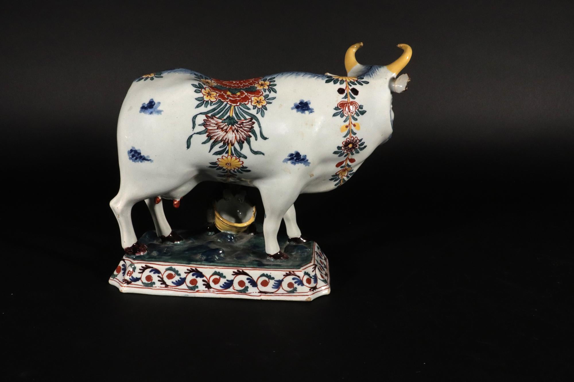 Modèle néerlandais d'un groupe de déversement de vaches de Delft polychrome Bon état - En vente à Downingtown, PA
