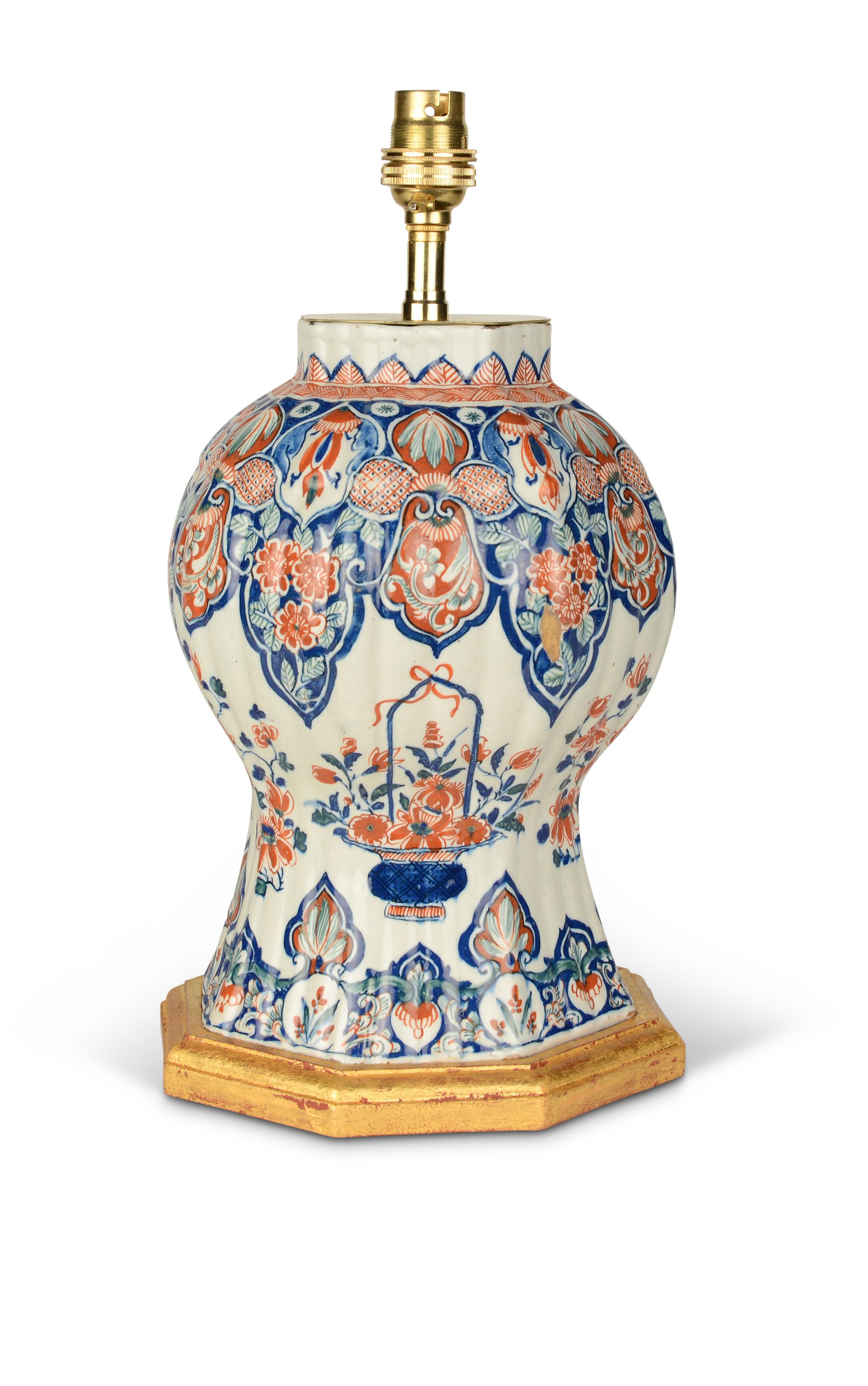 Vernissé Lampe de table hollandaise Delft polychrome nervurée du 18e siècle en vente