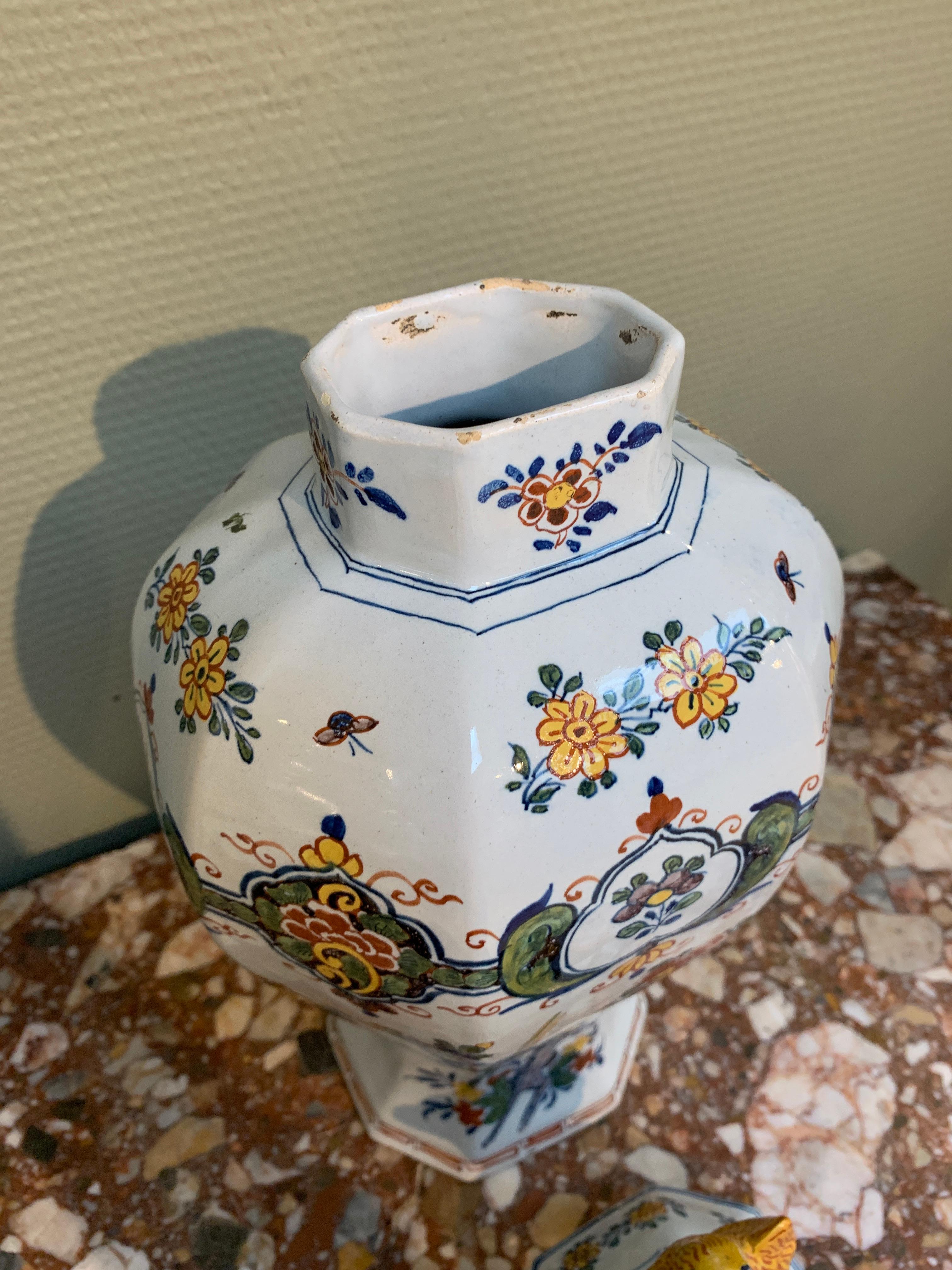 Vase polychrome de Delft avec fleurs et oiseaux, milieu du 18ème siècle en vente 1