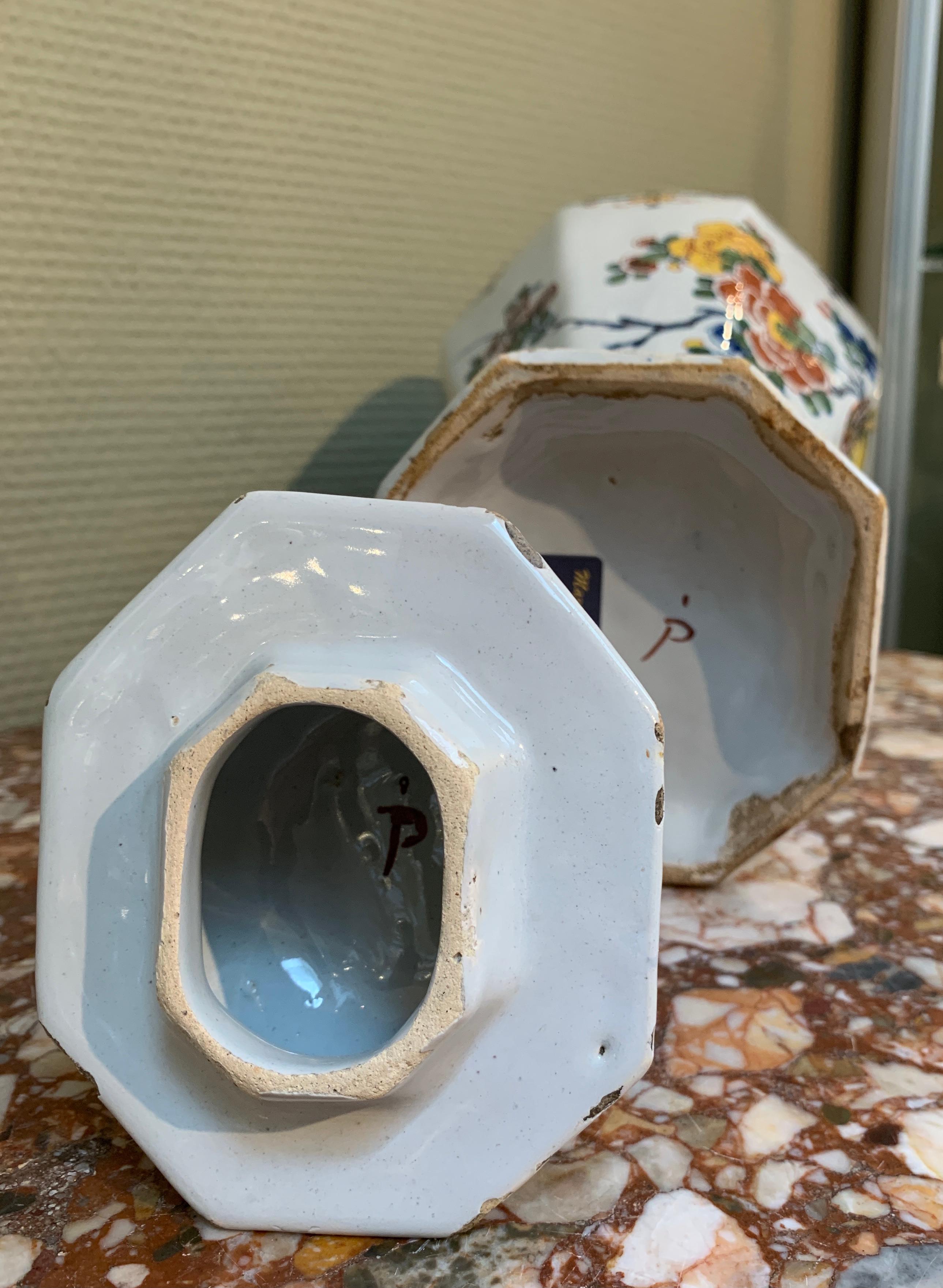 Vaso olandese policromo di Delft con fiori e uccelli, metà del XVIII secolo in vendita 4